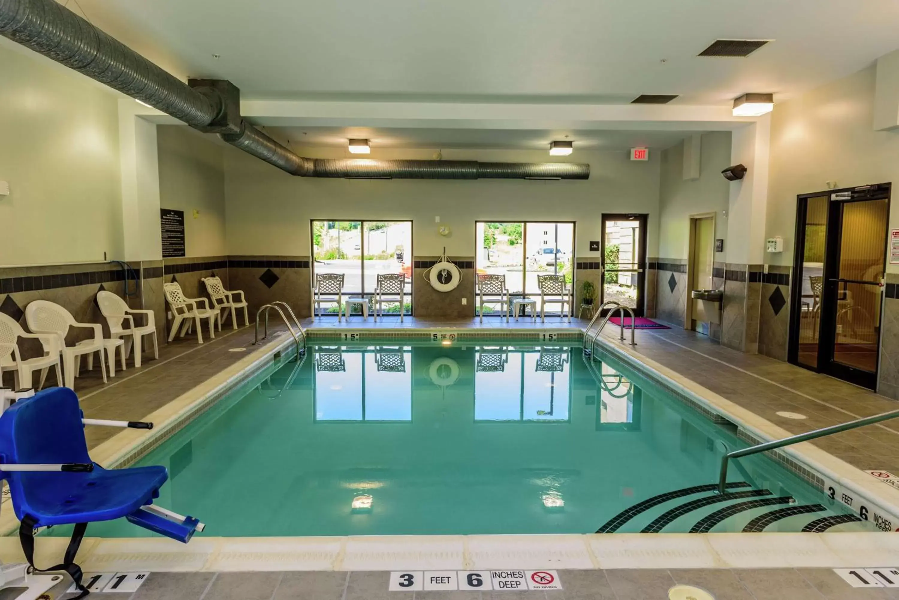 Swimming Pool in Hampton Inn and Suites Jamestown