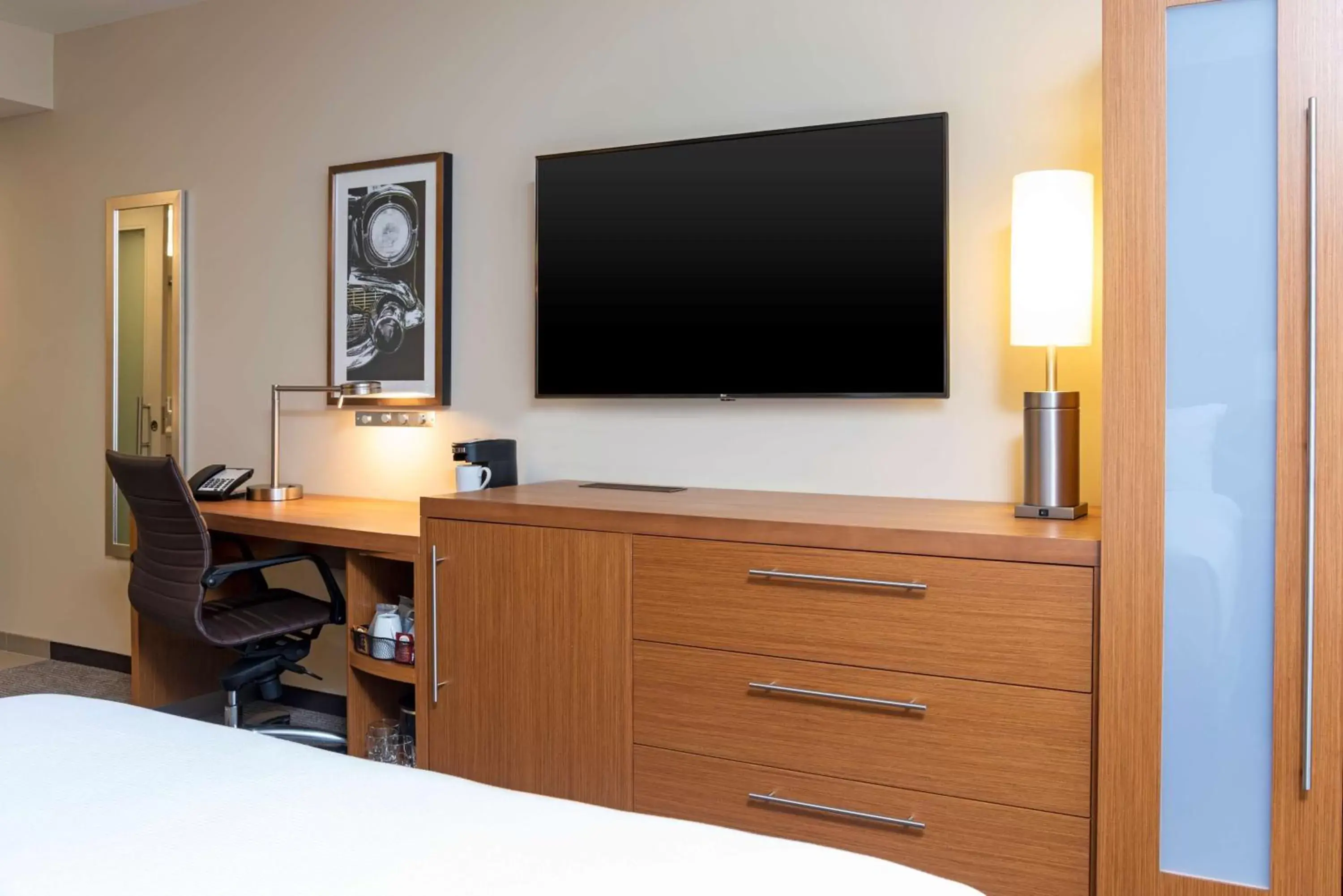 Photo of the whole room, Bed in Hyatt Place Flint/Grand Blanc Photo of the whole room, Bed in Hyatt Place Flint/Grand Blanc