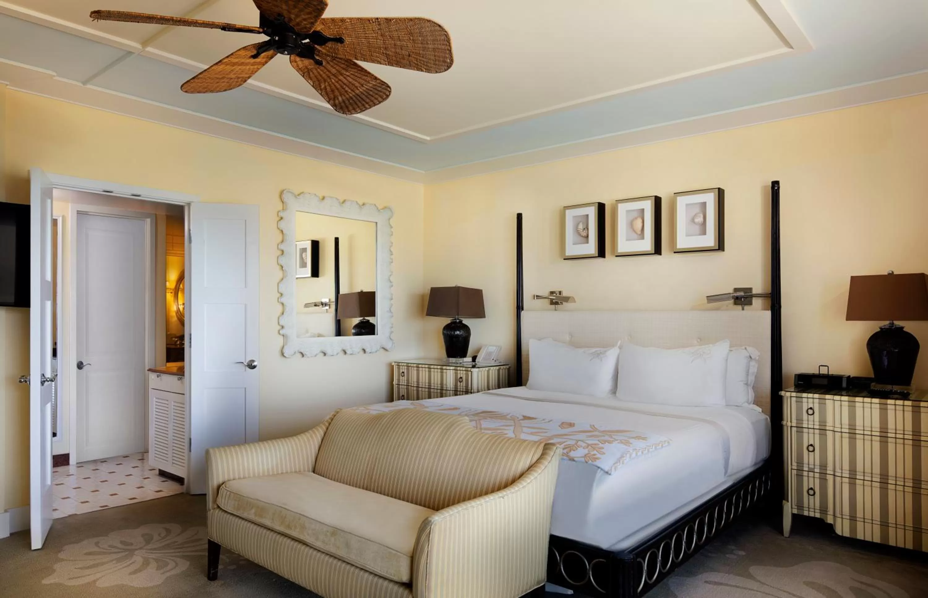 Bedroom, Bed in The Kahala Hotel and Resort