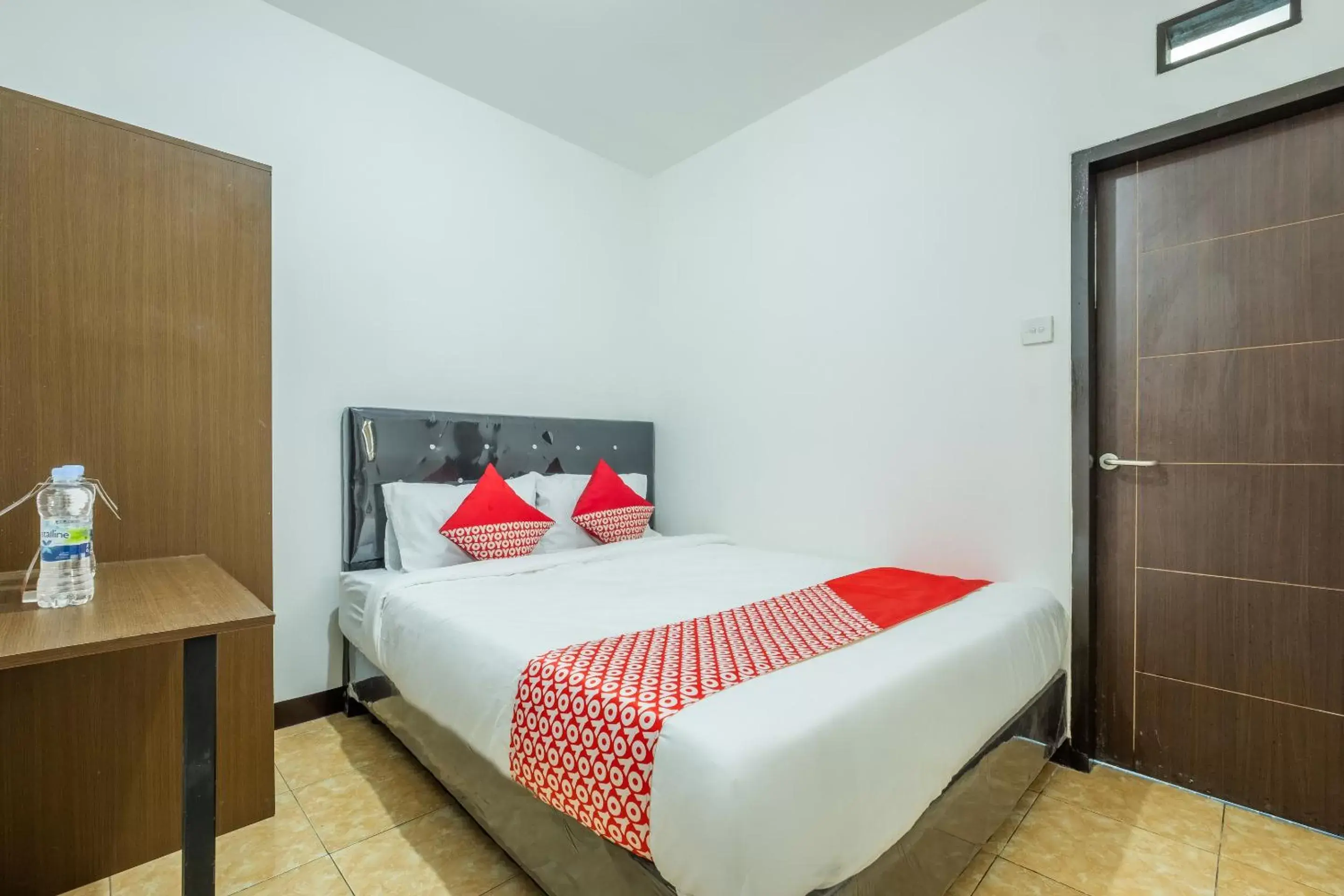 Bedroom, Bed in Super OYO 1460 Anyelir Residence