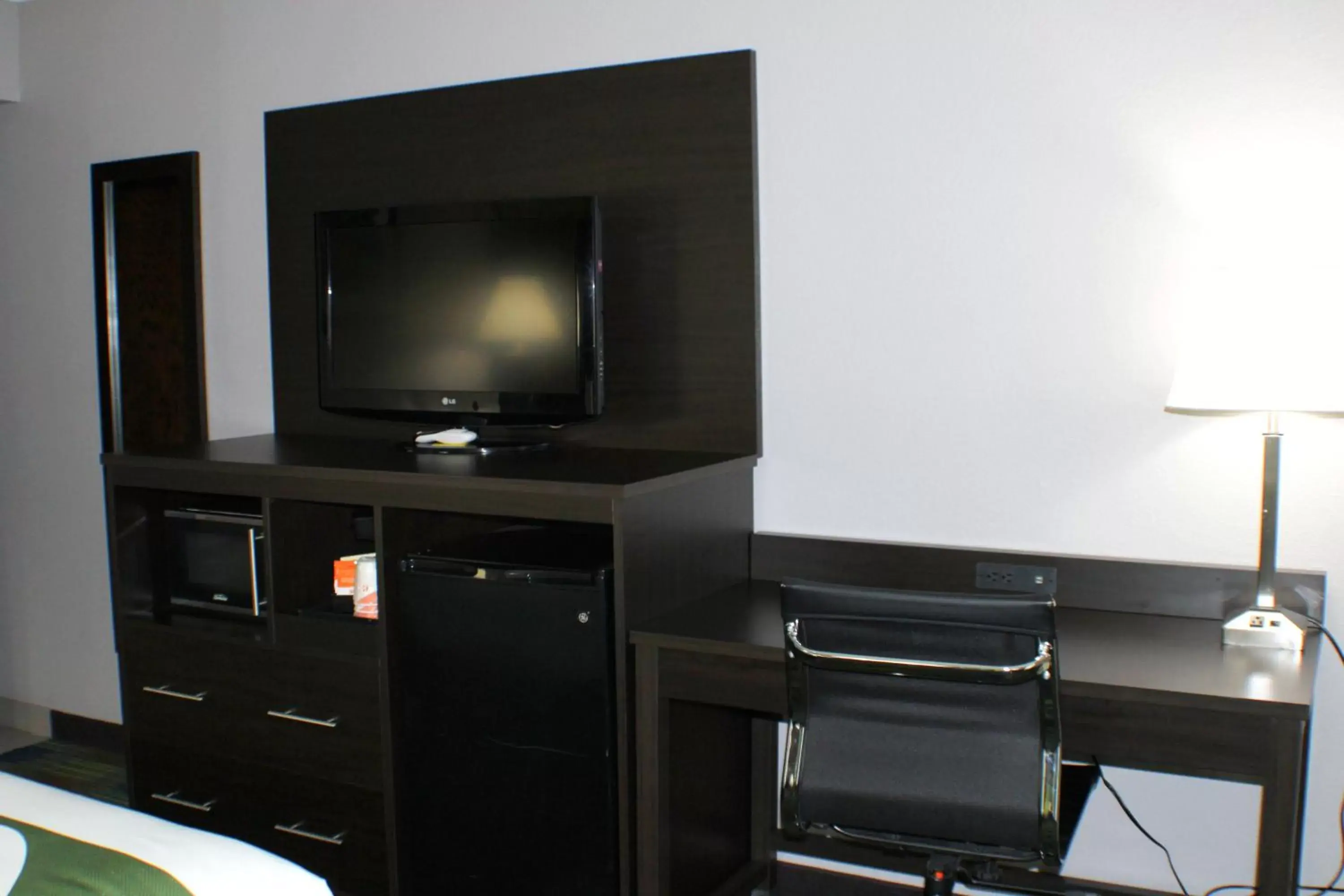 TV and multimedia, TV/Entertainment Center in Quality Inn & Suites Bedford West