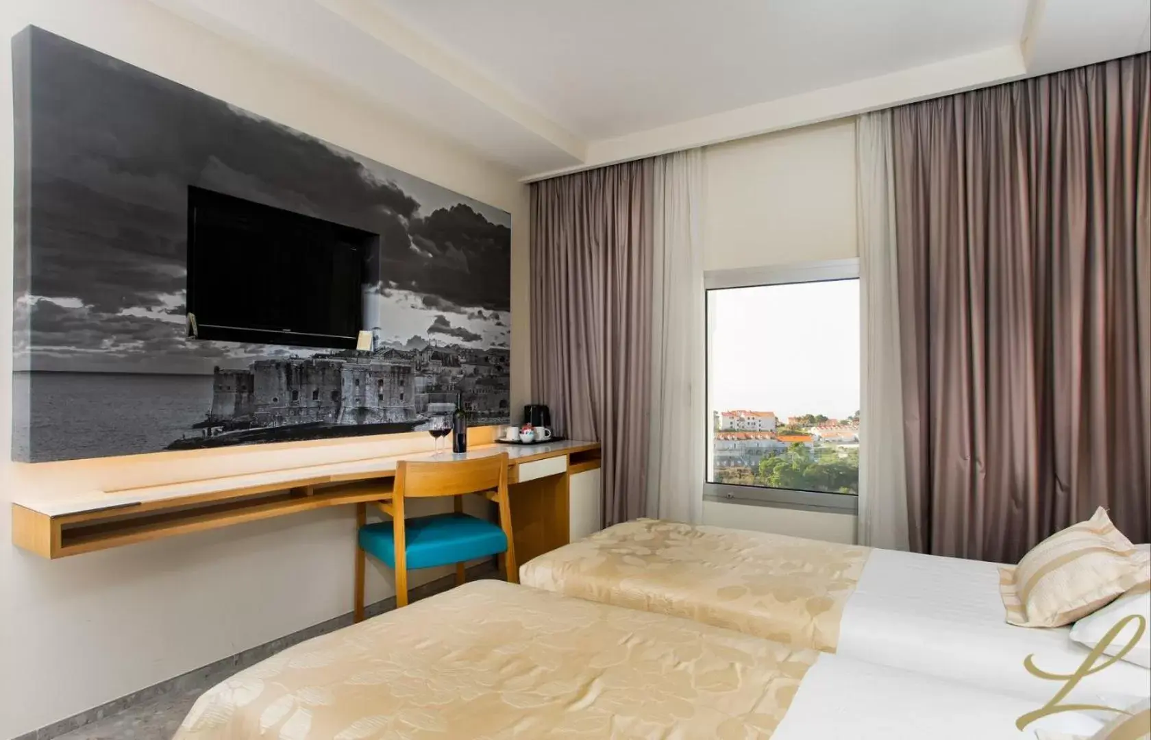 TV and multimedia, TV/Entertainment Center in Hotel Lero