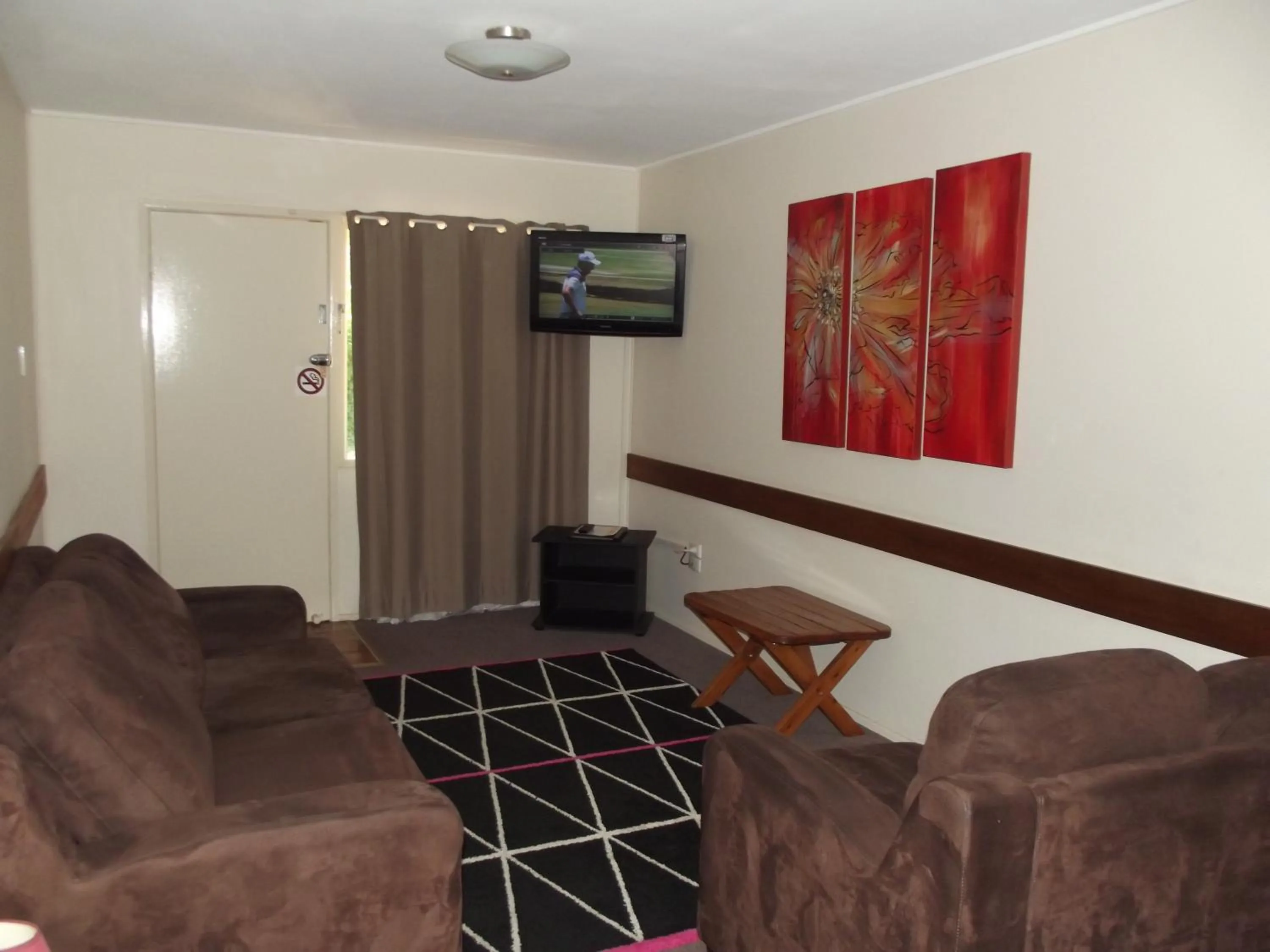 Living room in Bridge Street Motor Inn