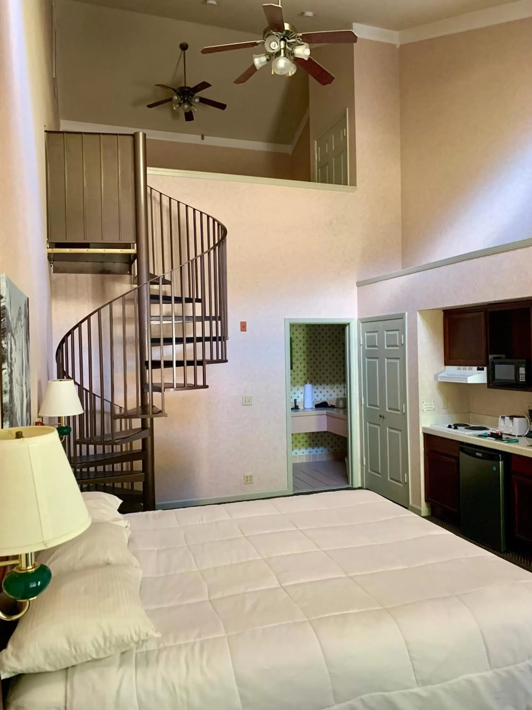 Bed in Yosemite View Lodge Bed in Yosemite View Lodge