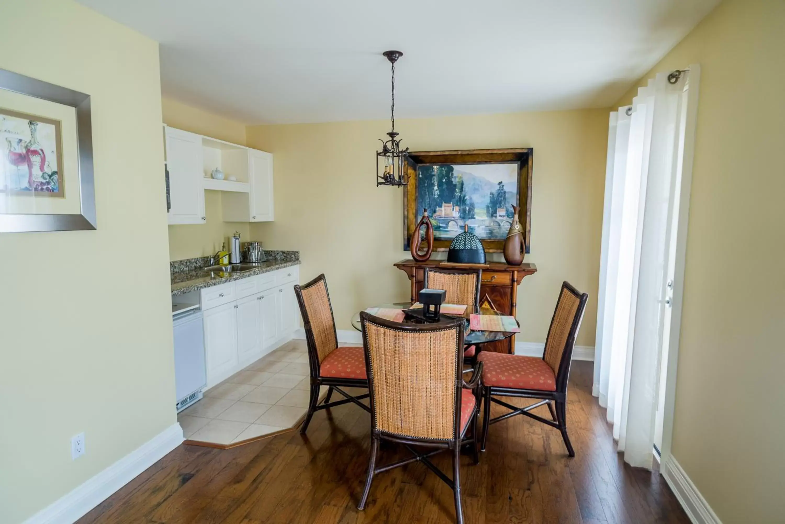 Kitchen or kitchenette, Dining Area in Rawley Resort, Spa & Marina