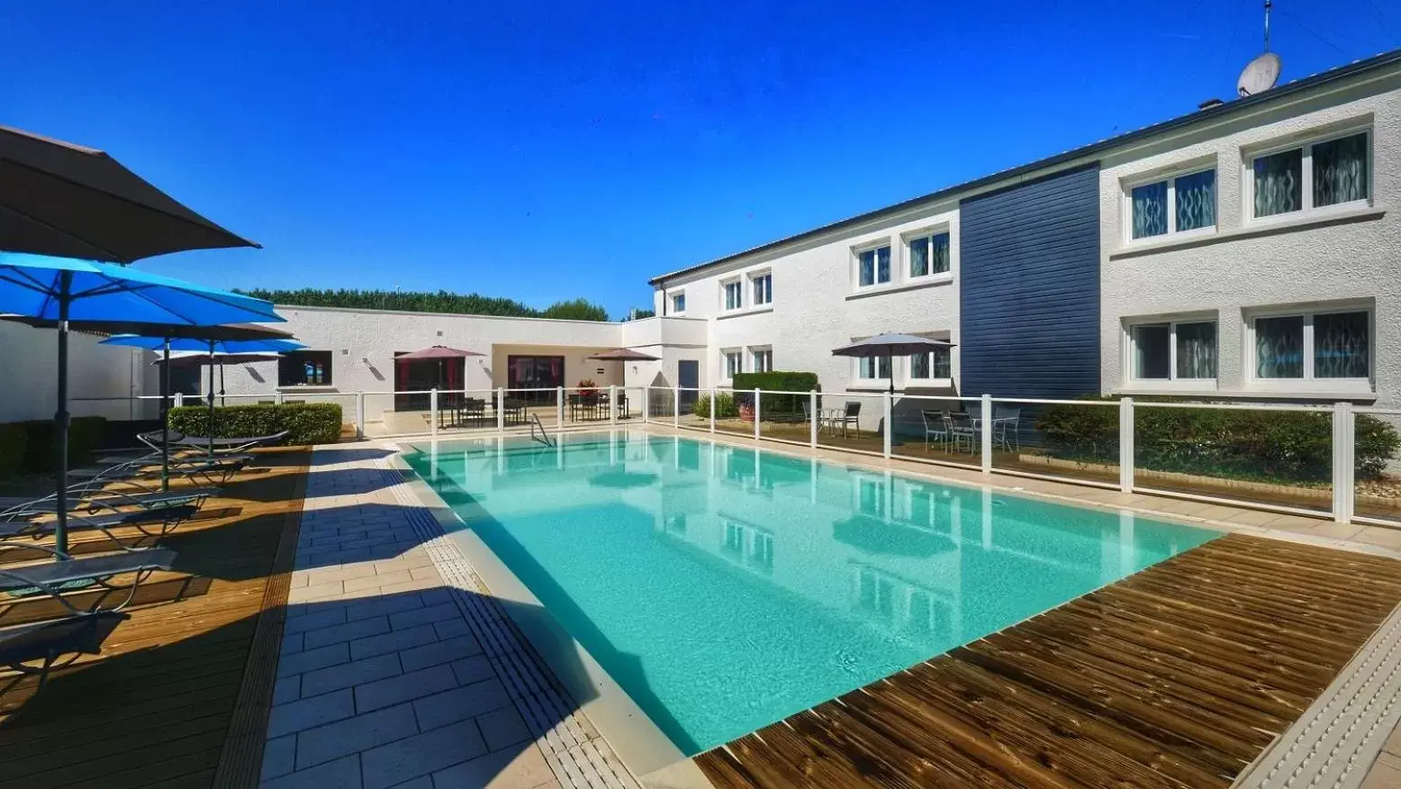 Swimming Pool in Citotel Hôtel Le Capricorne