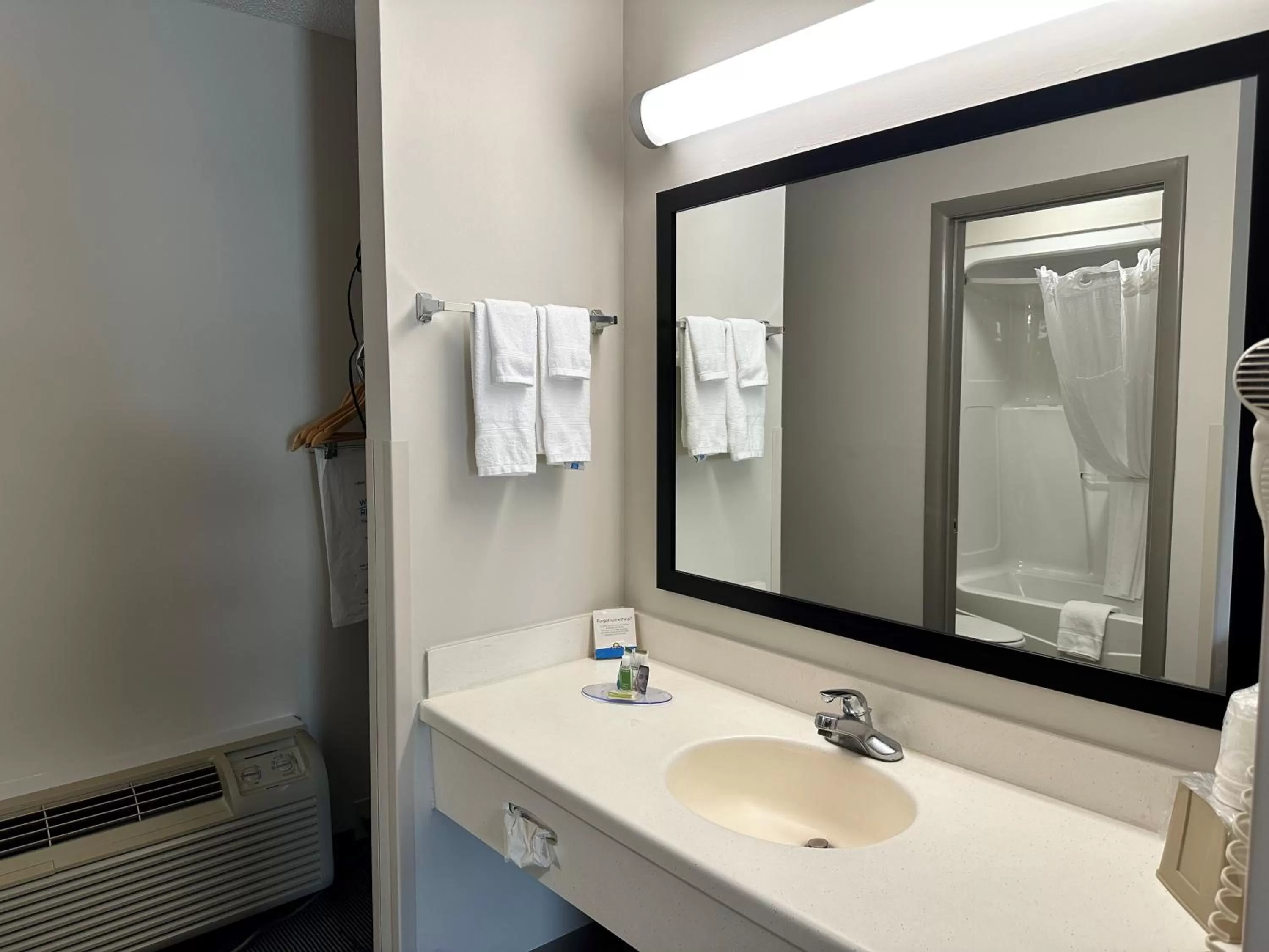 Bathroom in Days Inn by Wyndham Valdosta I-75