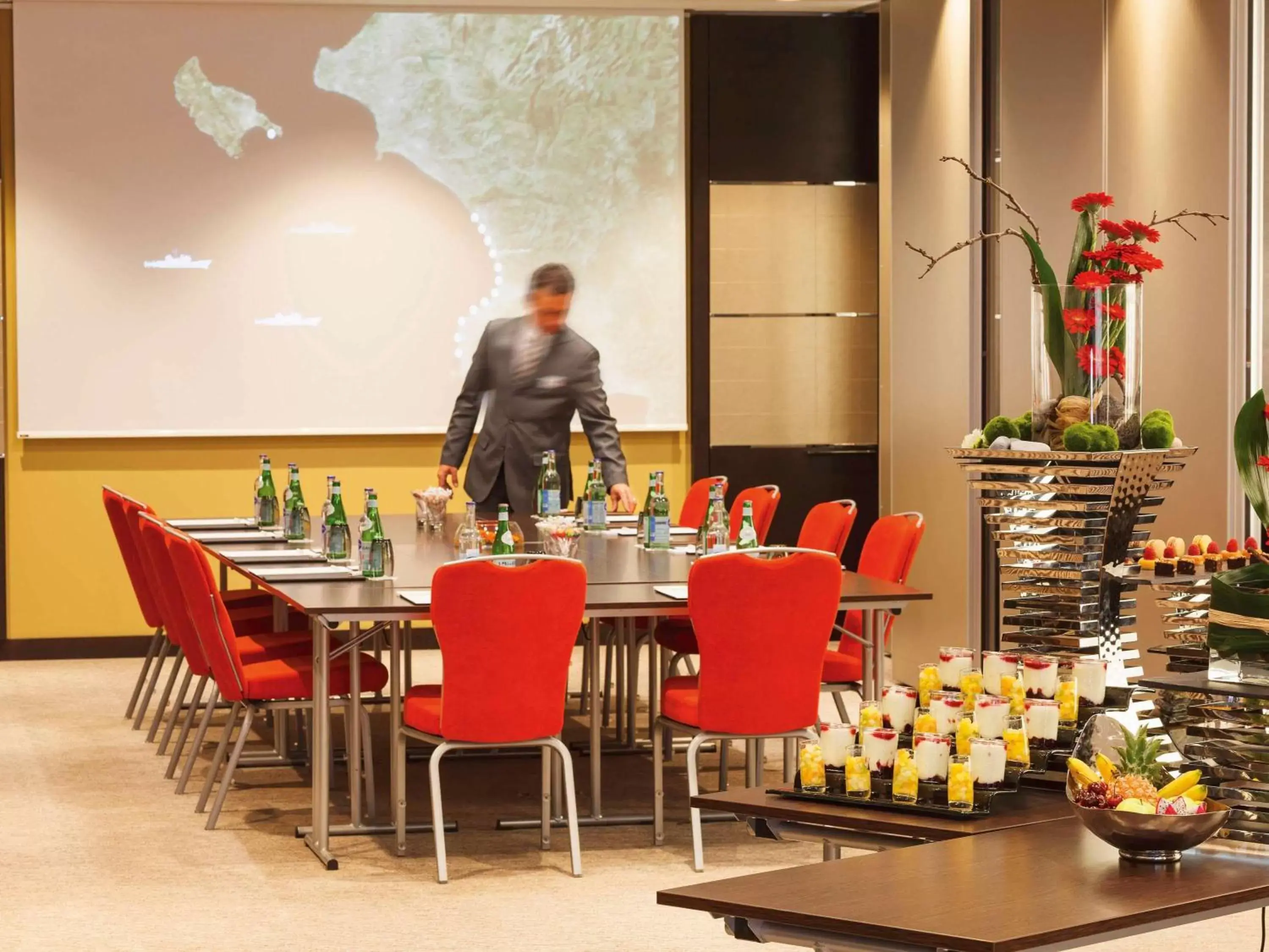 On site, Restaurant/Places to Eat in Mövenpick Hotel Lausanne