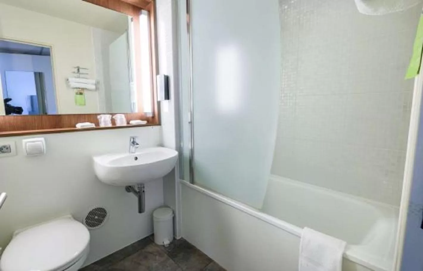 Bathroom in Campanile Lille - Seclin