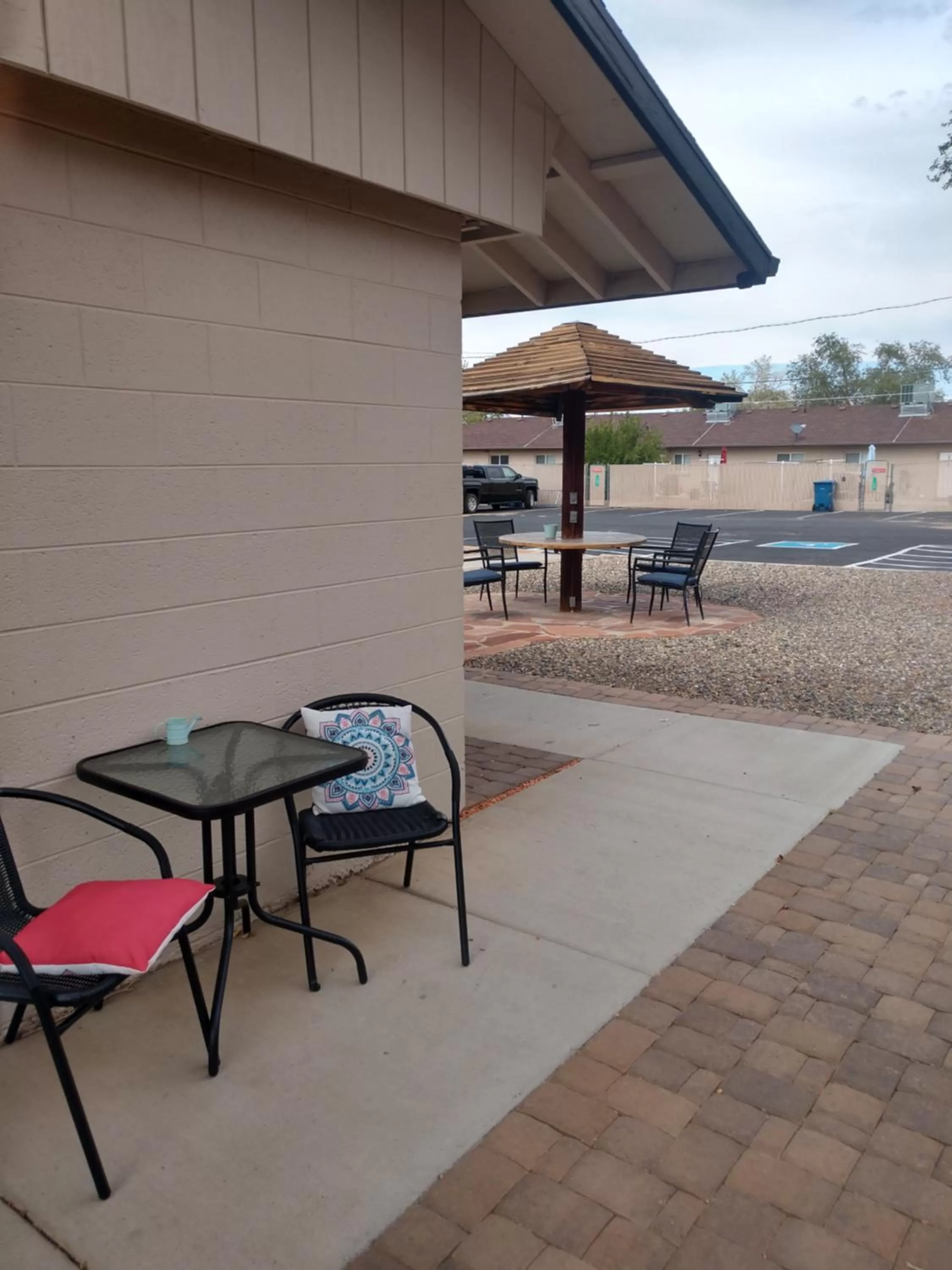 Patio in Red Rock Motel and Dam Motel