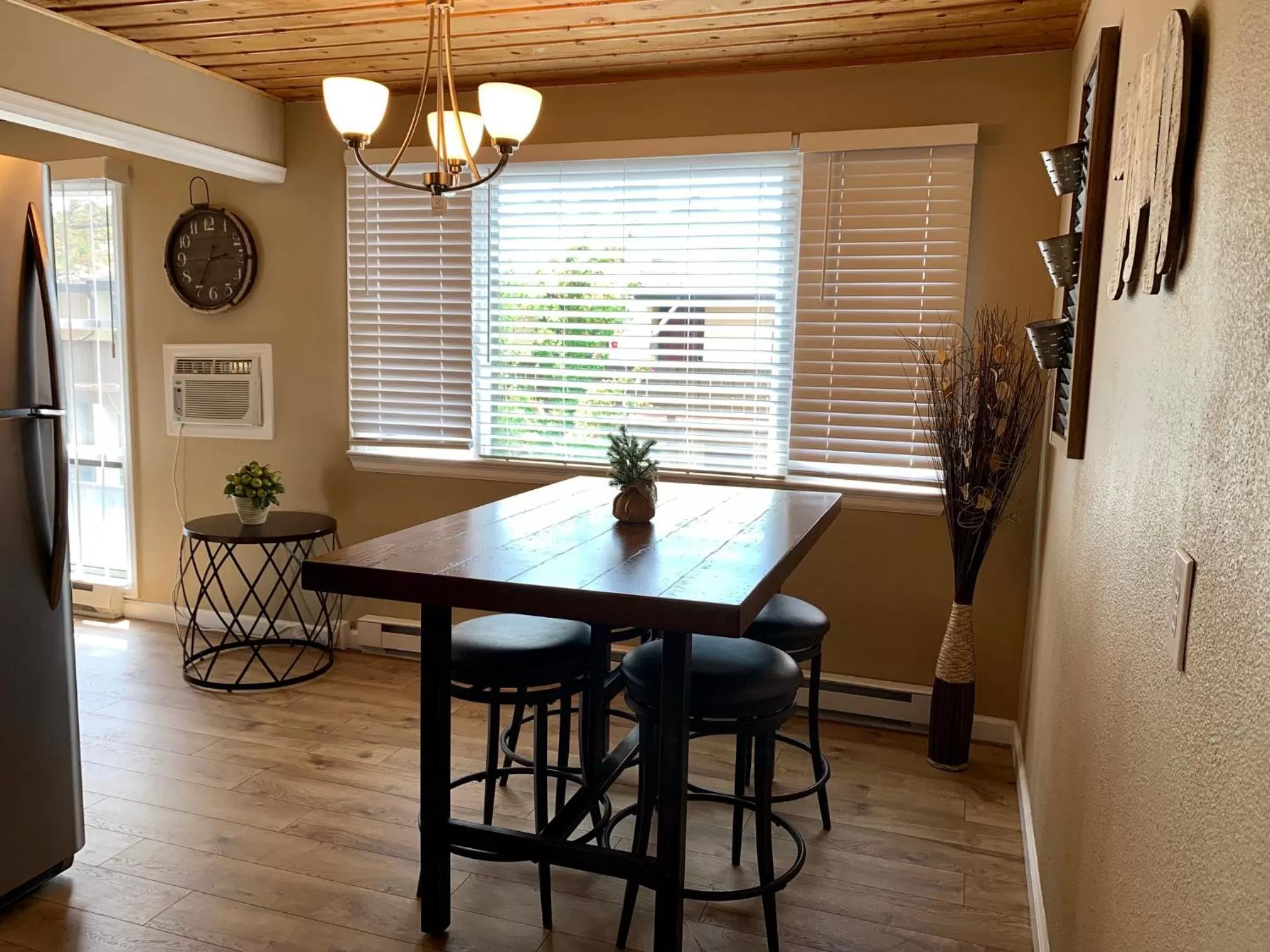 Dining area in Estes Mountain Inn