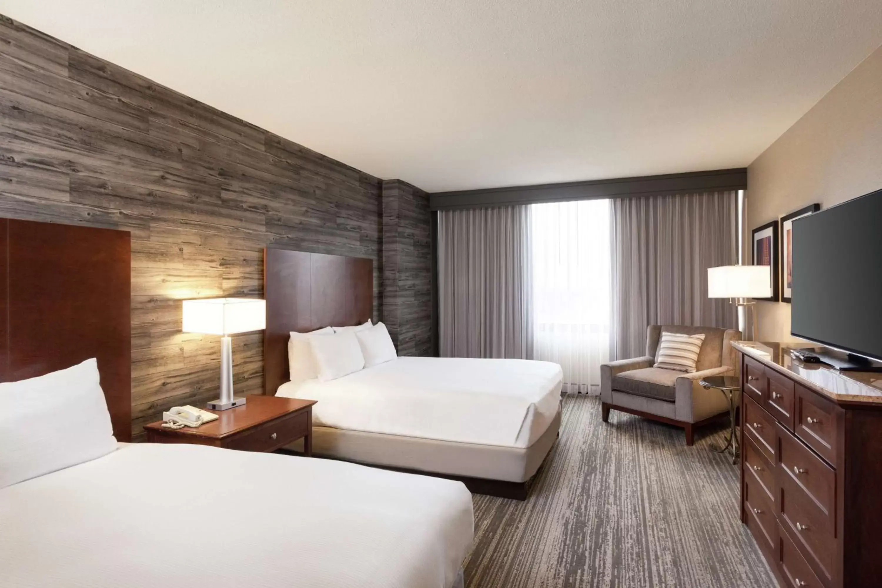 Bedroom, Bed in DoubleTree by Hilton Hotel & Suites Houston by the Galleria