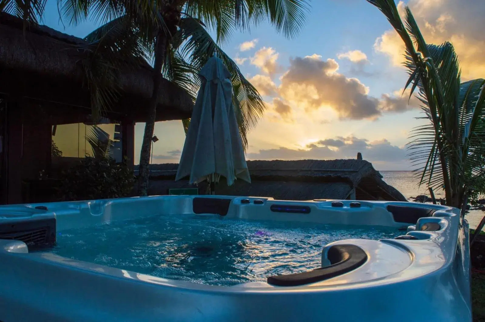 Hot Tub, Swimming Pool in Flowers of Paradise