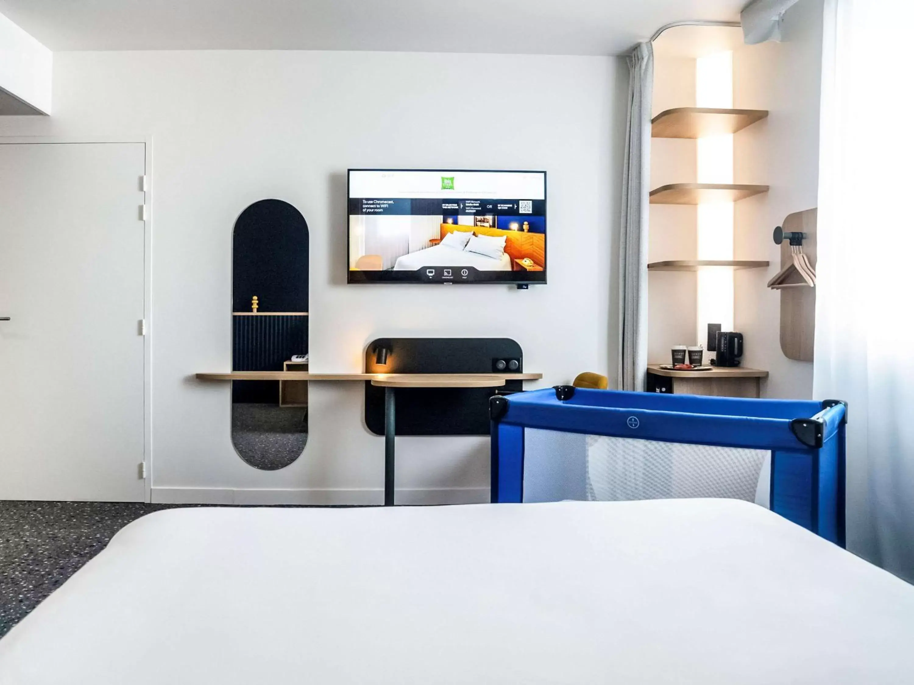 Photo of the whole room, TV/Entertainment Center in ibis Styles Paris Romainville