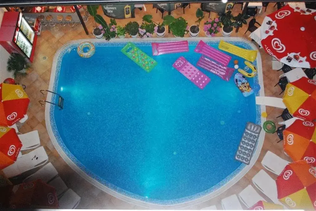 Pool view in Italia Hotel Pool view in Italia Hotel