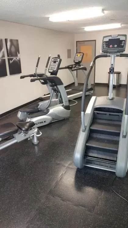 Fitness centre/facilities, Fitness Center/Facilities in Country Inn & Suites by Radisson, Waterloo, IA