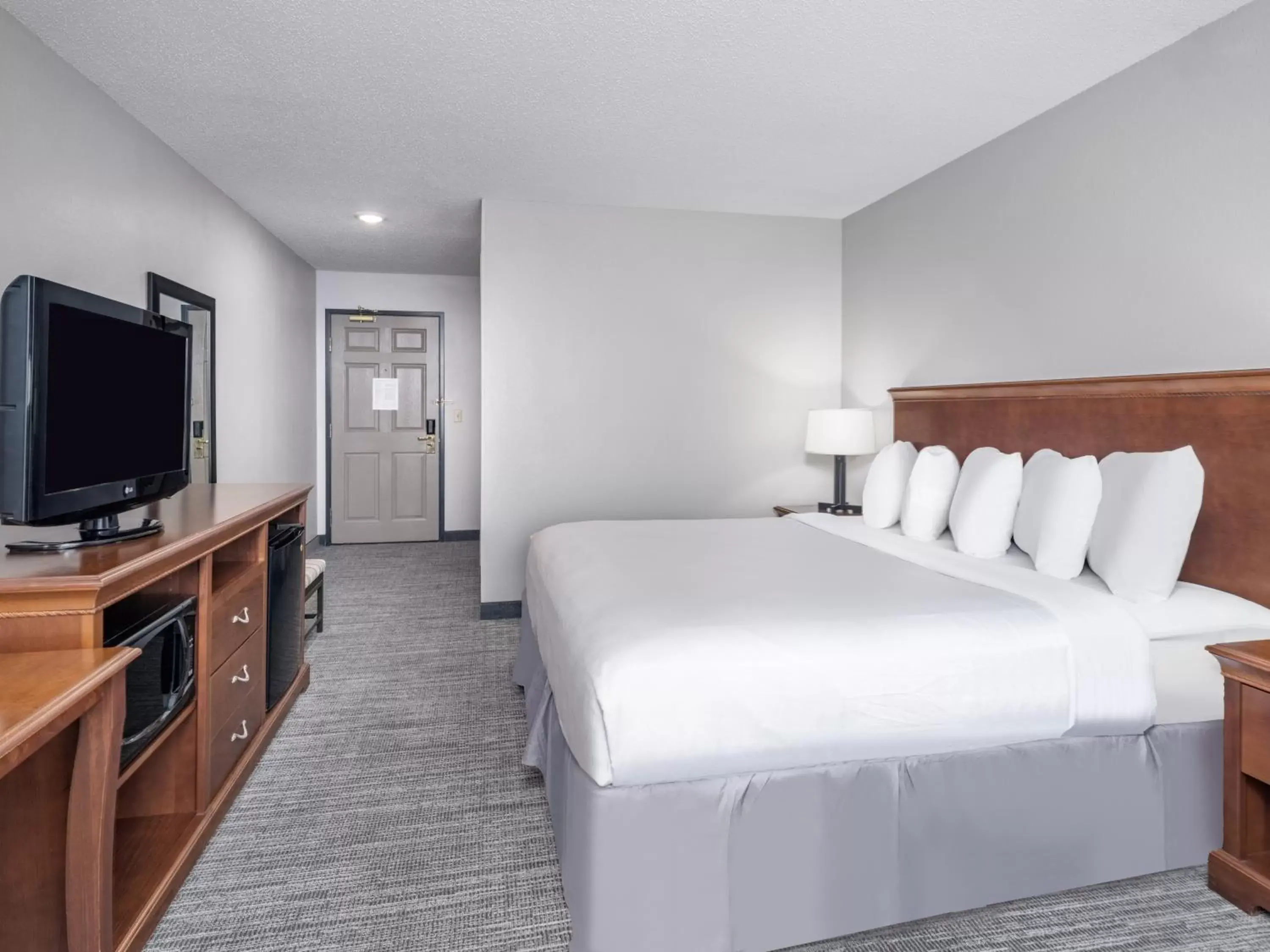 Bedroom, Bed in Country Inn & Suites by Radisson, Toledo, OH