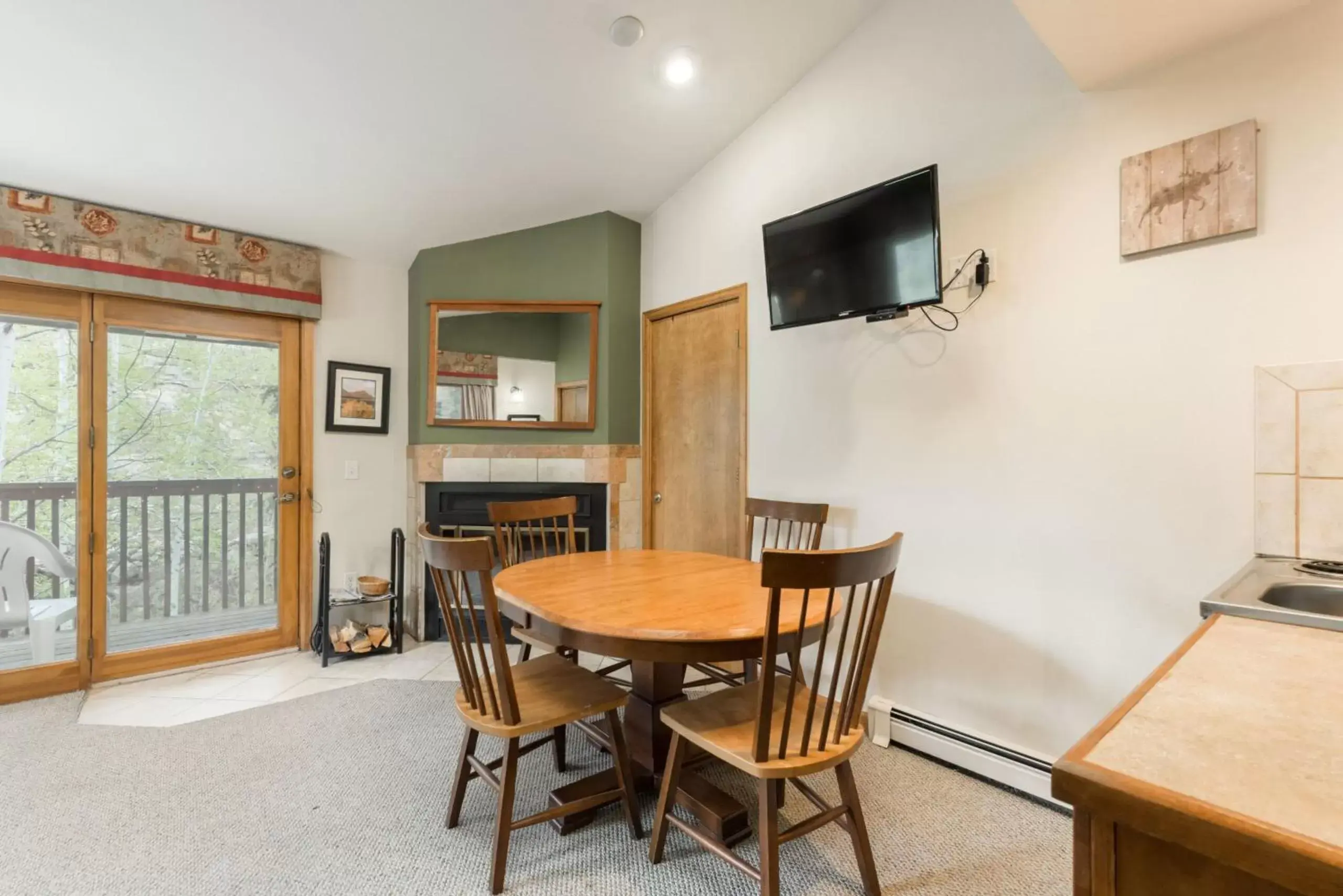 Dining Area in Ponderosa Lodge