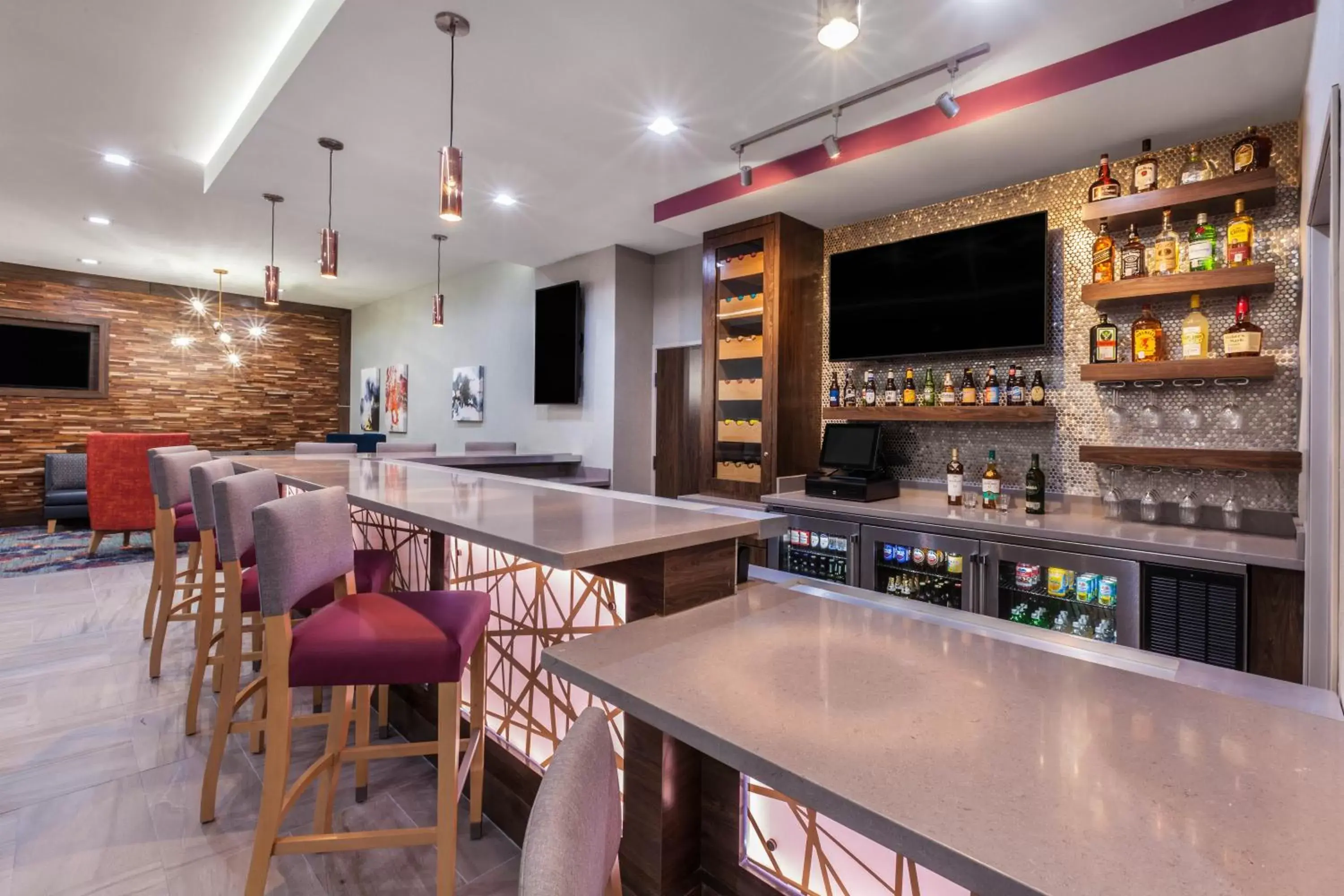 Lounge or bar, Restaurant/Places to Eat in La Quinta by Wyndham Houston East at Sheldon Rd