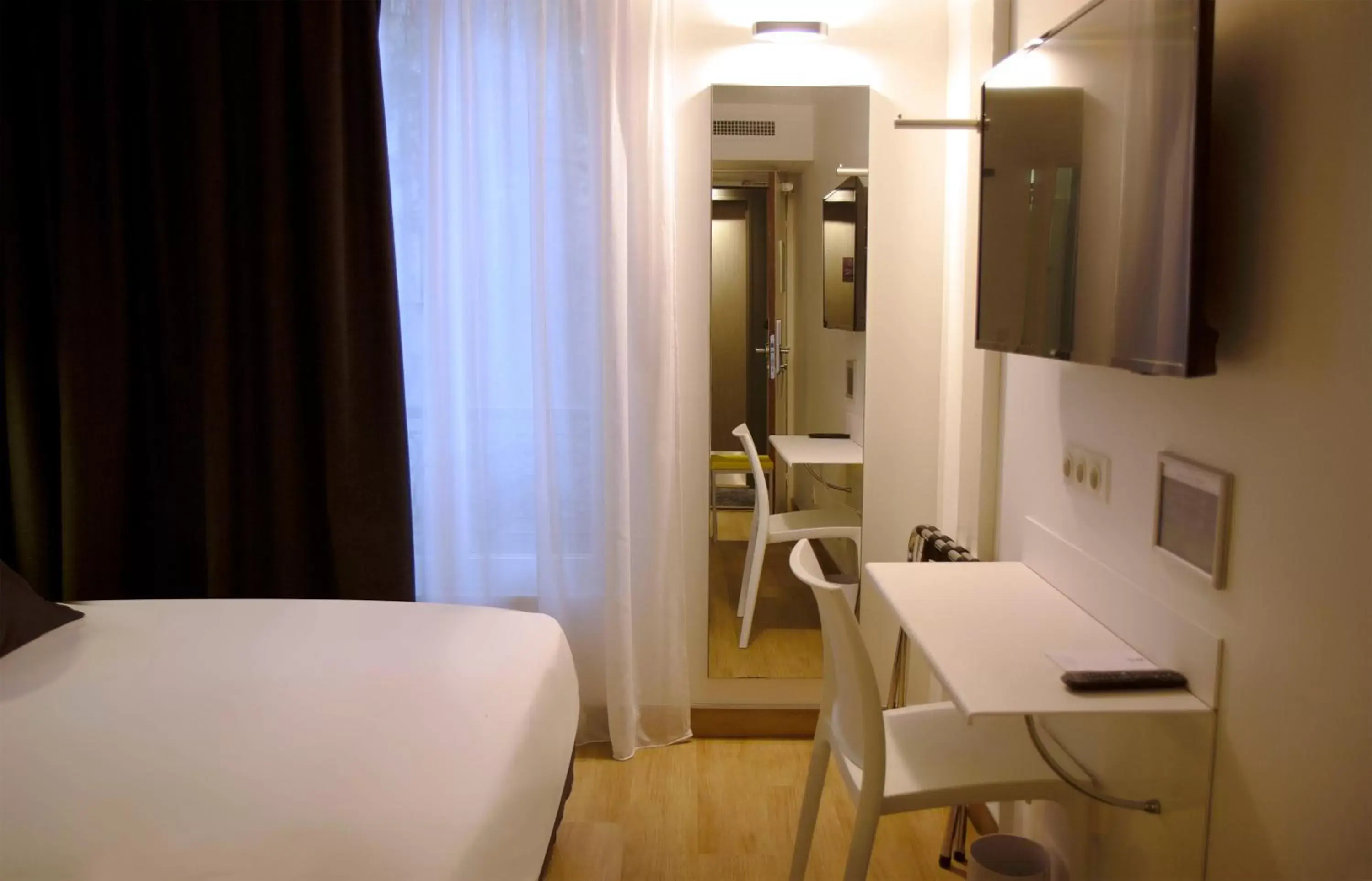 Bedroom, TV/Entertainment Center in Best Western Hotel Le Montparnasse