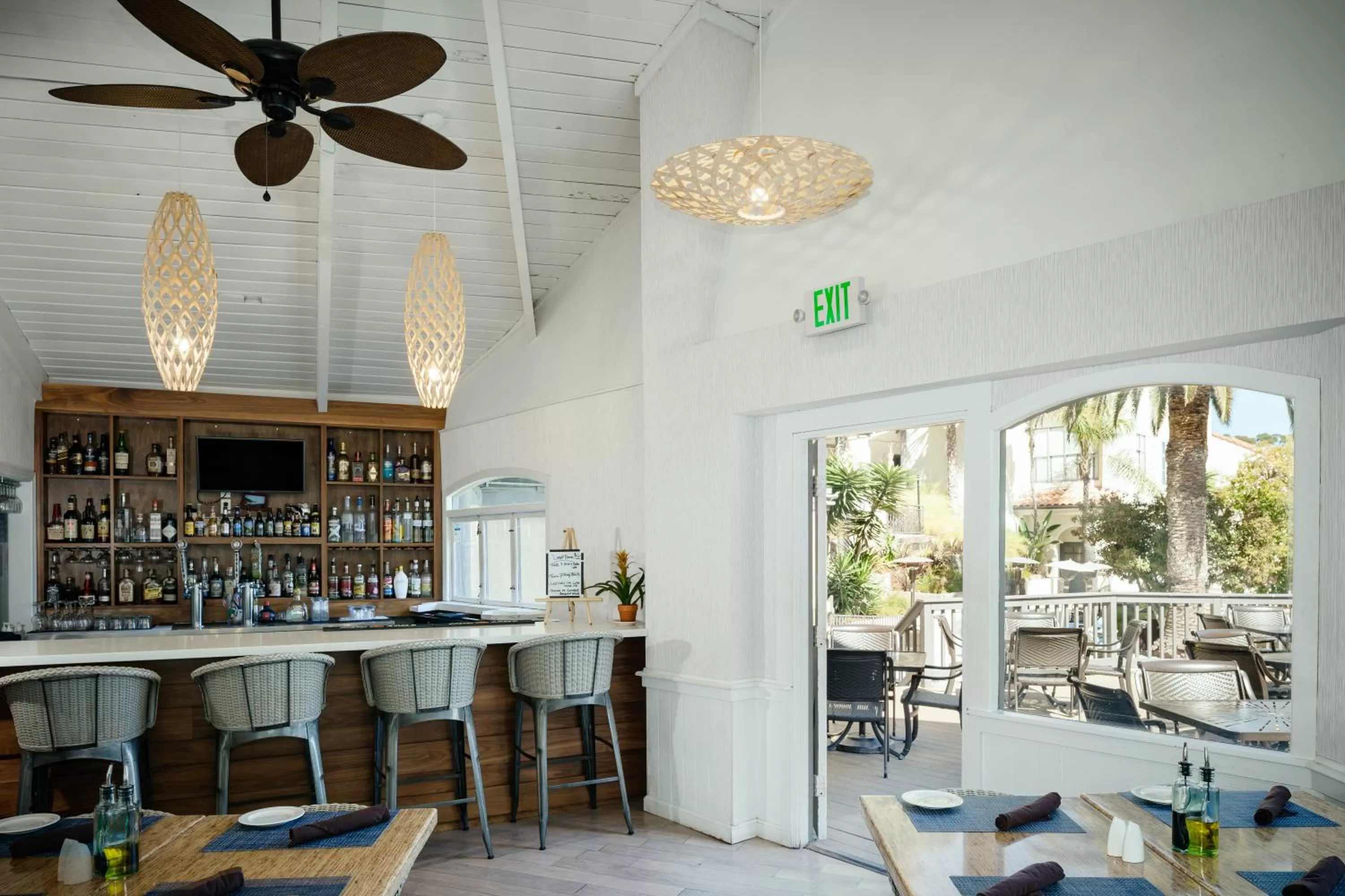 Lounge or bar in Catalina Canyon Inn