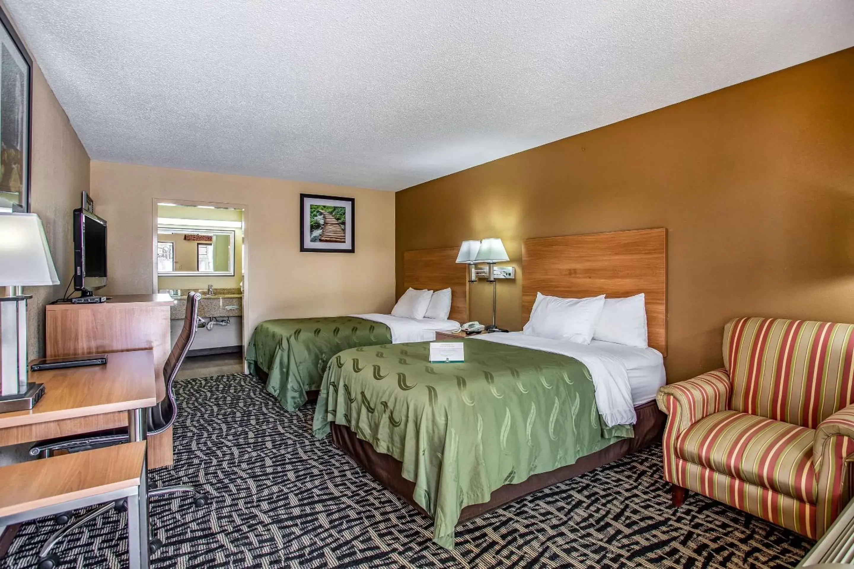 Photo of the whole room, Bed in Quality Inn Bowling Green