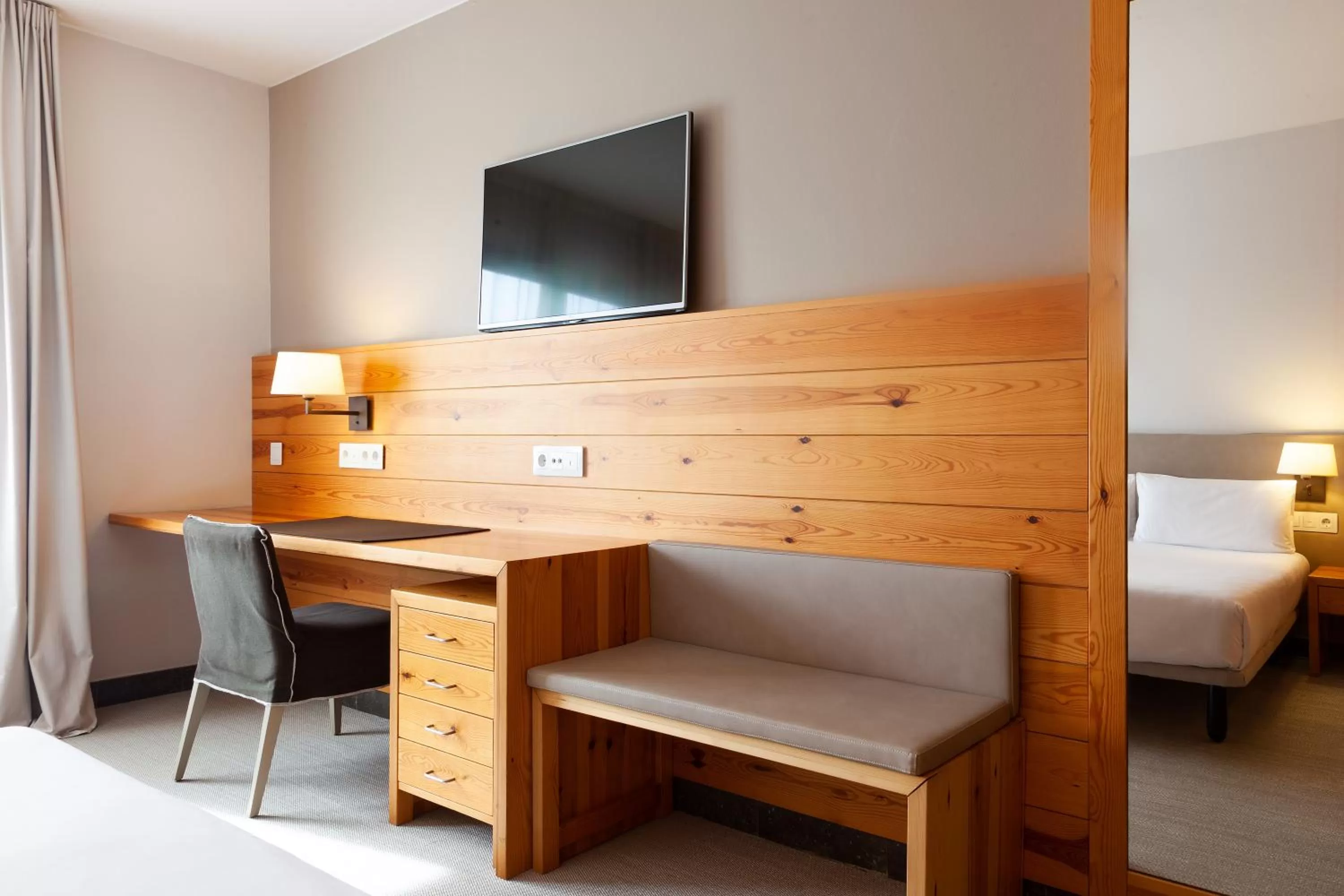 Photo of the whole room, Bed in Montanyà