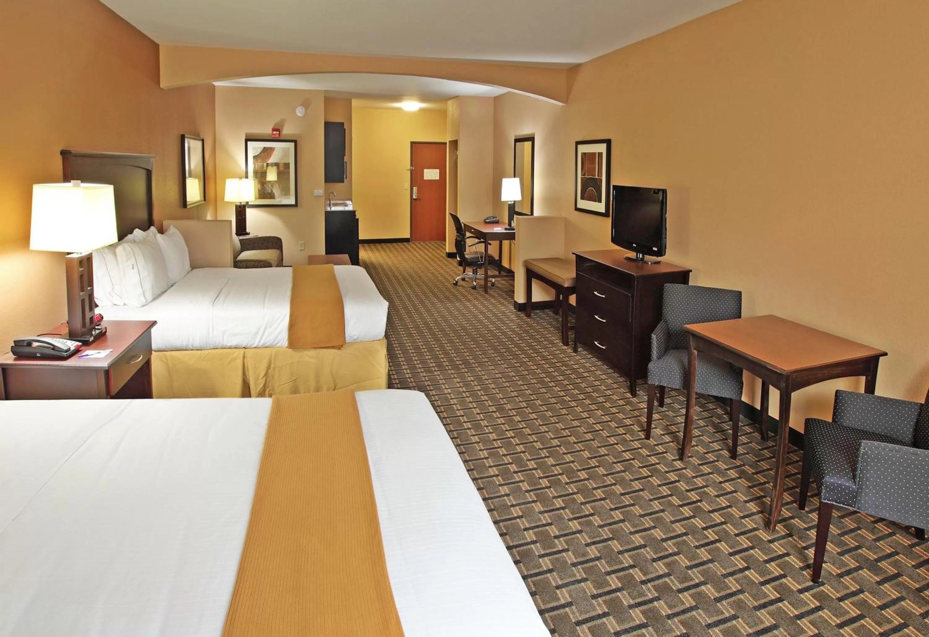 Photo of the whole room, Bed in Holiday Inn Express Hotel & Suites Texarkana East by IHG