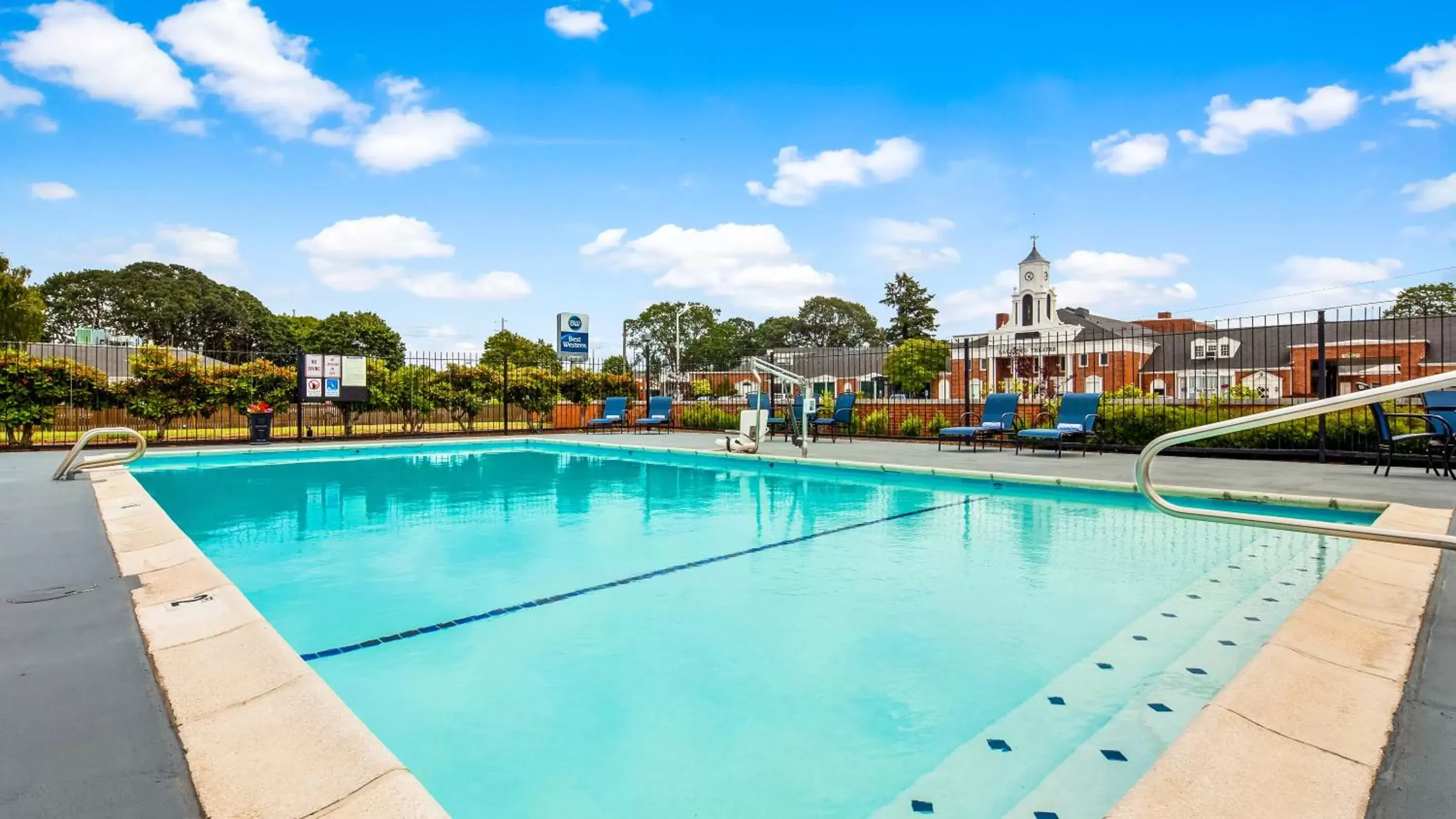 Swimming Pool in Best Western Lakewood