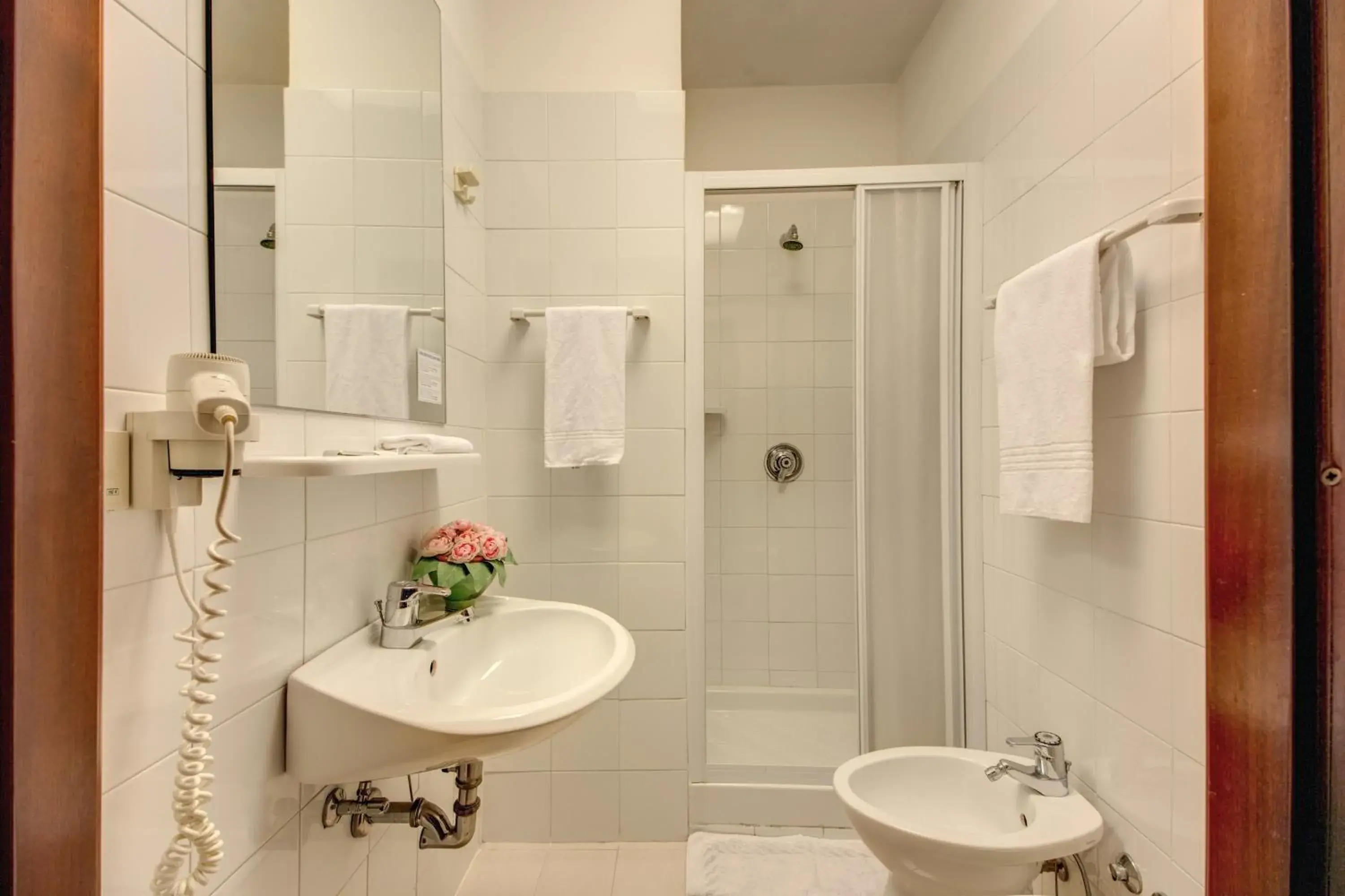 Shower, Bathroom in Hotel Corona