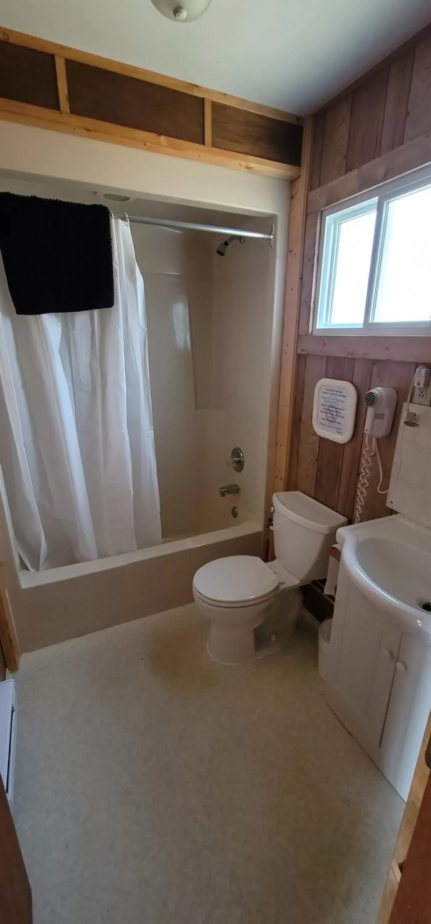 Bathroom in Parkway Cottage Resort and Trading Post