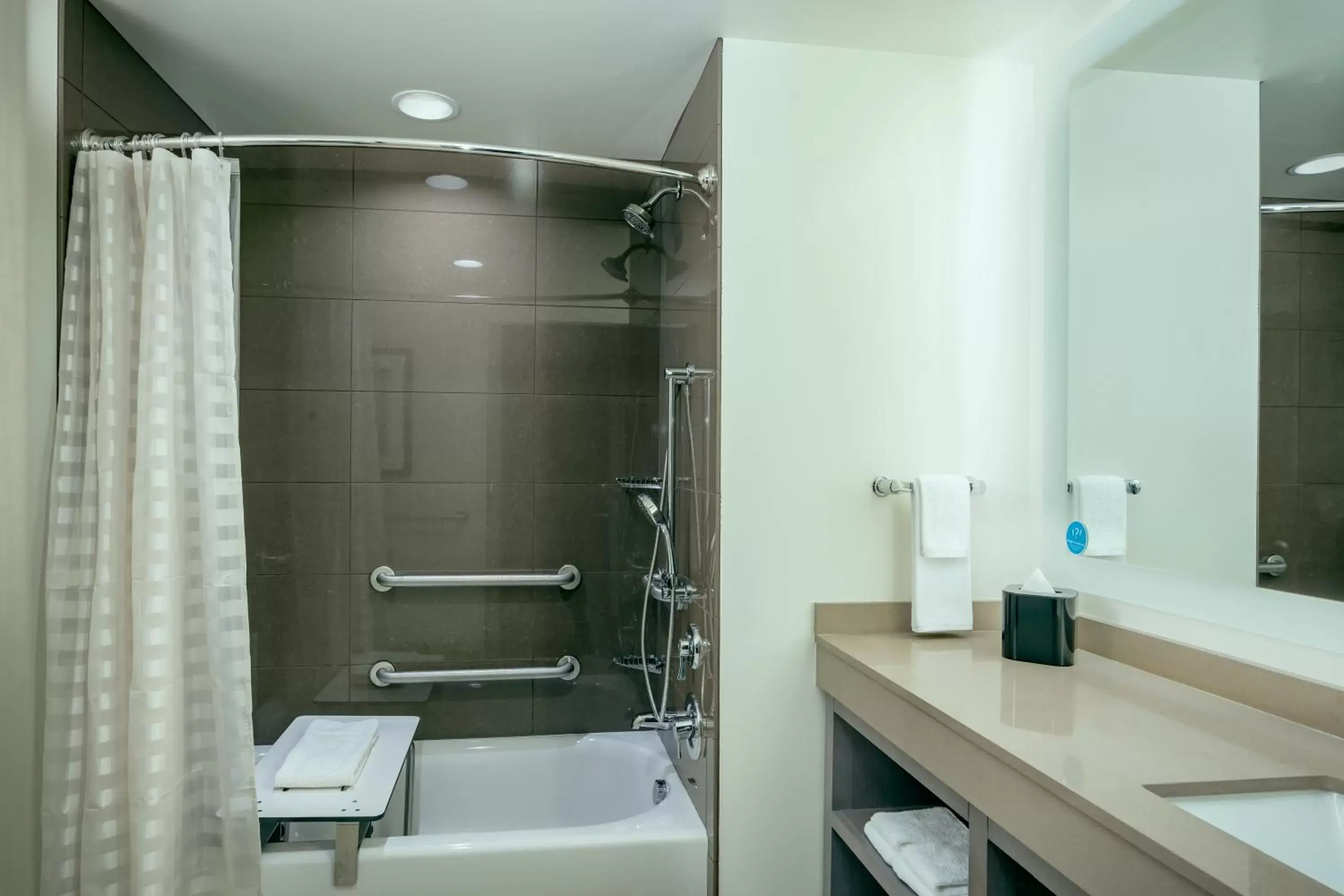 King Suite with Bathtub - Disability Access in Hyatt House Anchorage