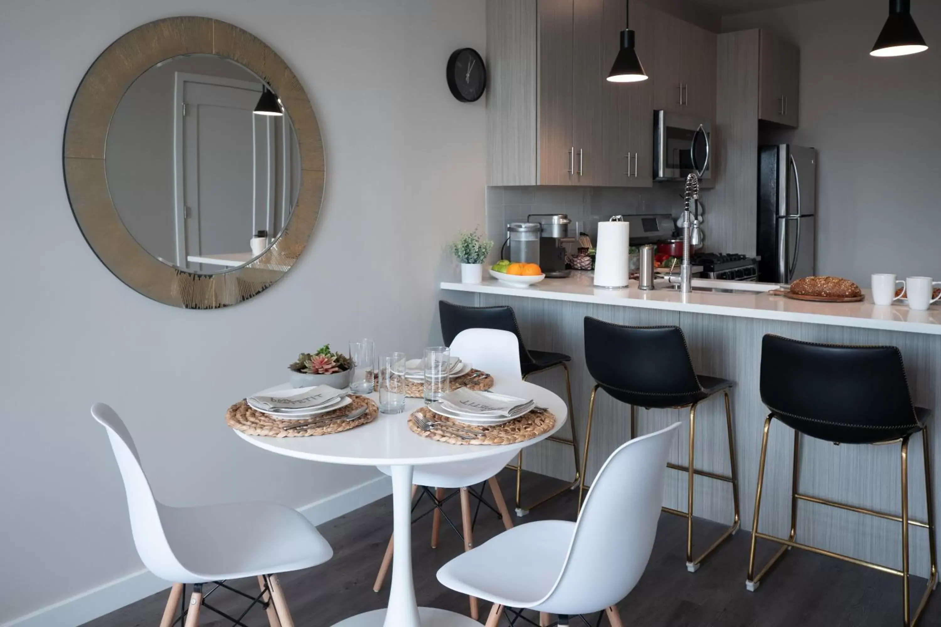 Kitchen or kitchenette, Dining Area in Luxury Furnished Apartments by Hyatus Downtown at Yale