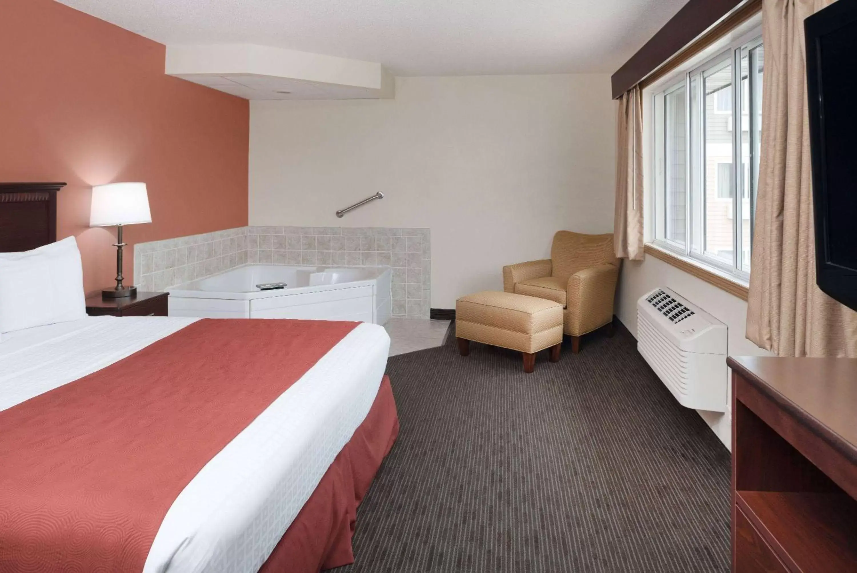 Deluxe King Suite - Non-Smoking in AmericInn by Wyndham Valley City Conference Center