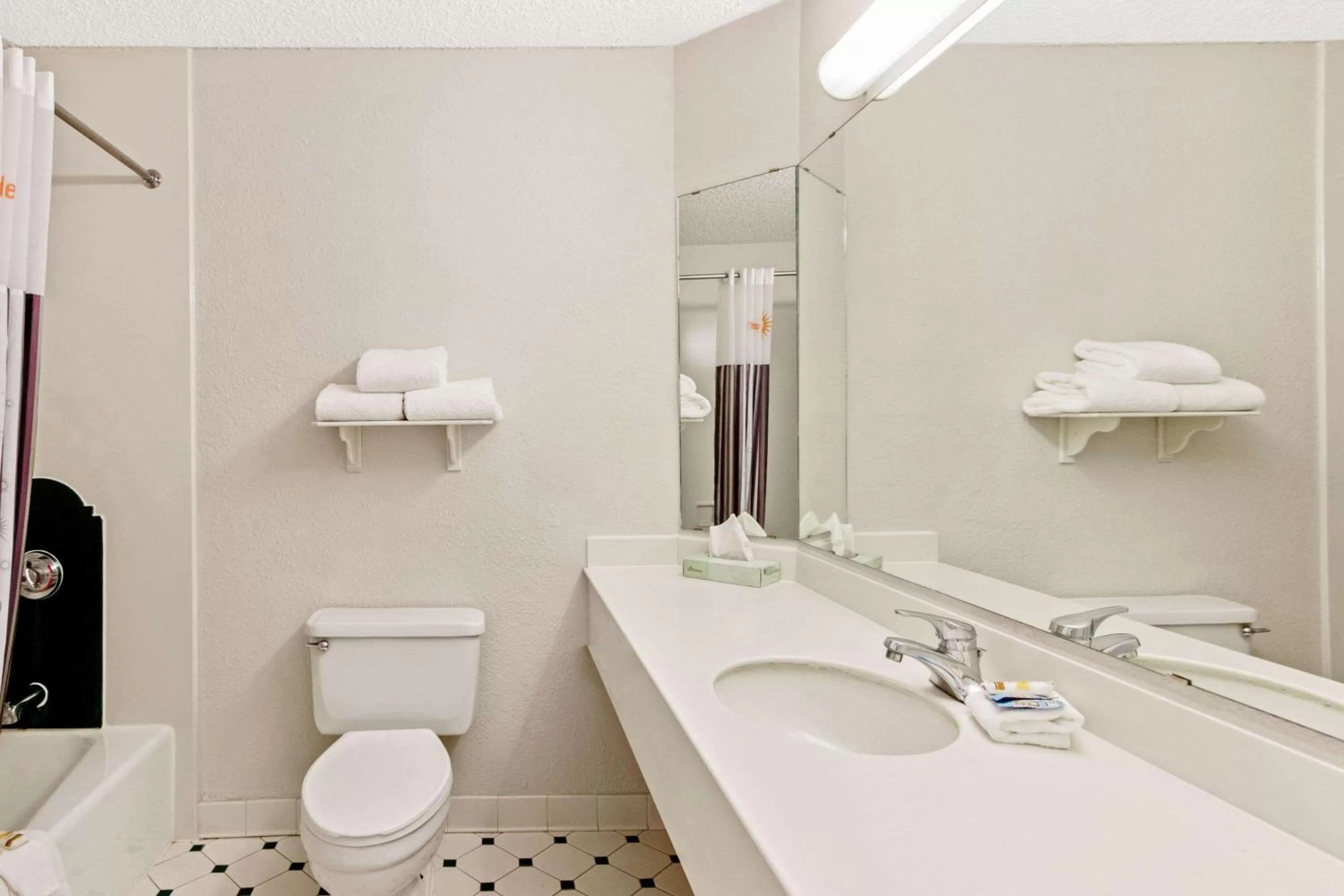 Bathroom in La Quinta Inn by Wyndham Las Cruces Mesilla Valley