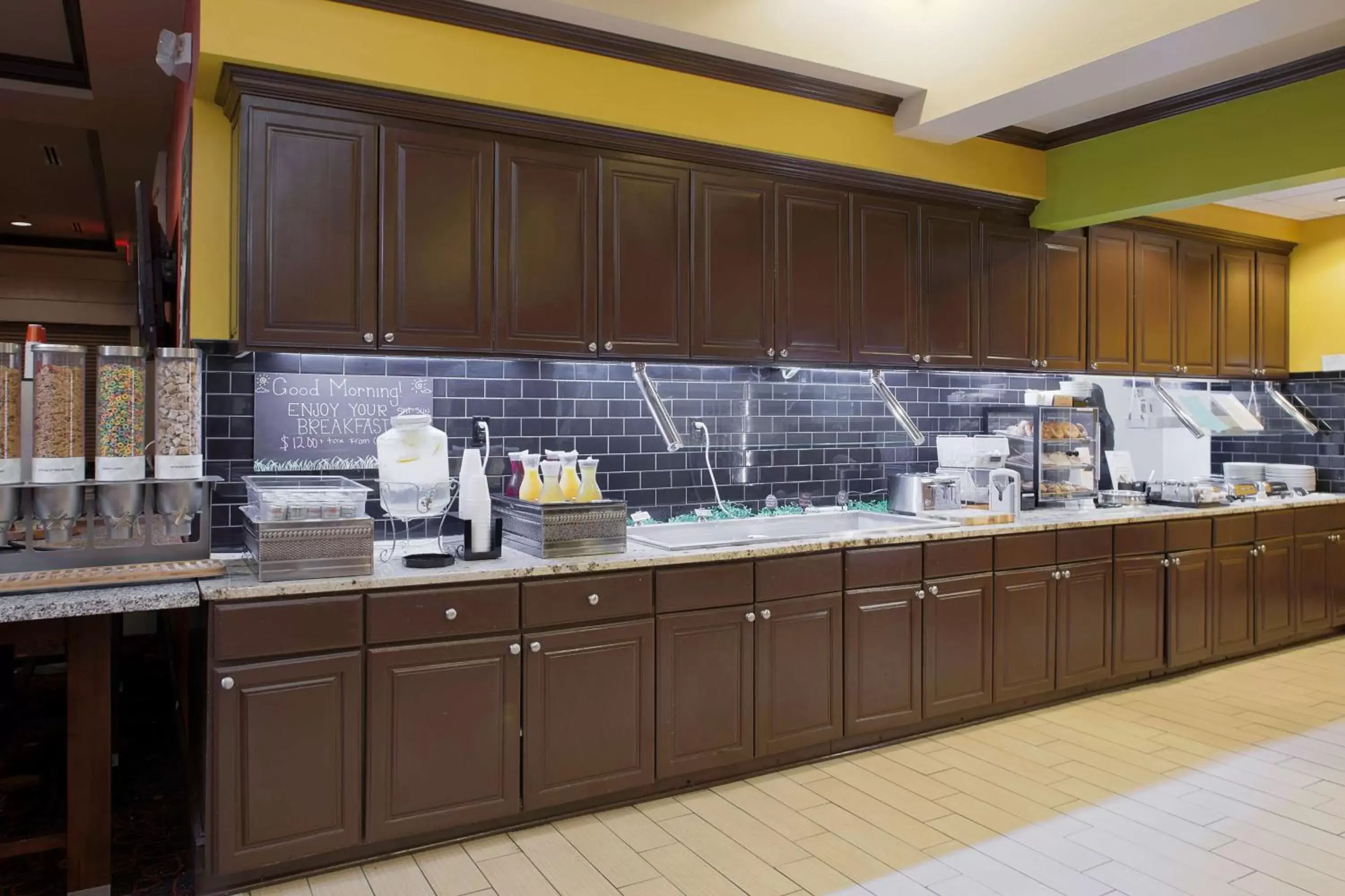 Breakfast, Kitchen/Kitchenette in Hilton Garden Inn Bentonville Rogers