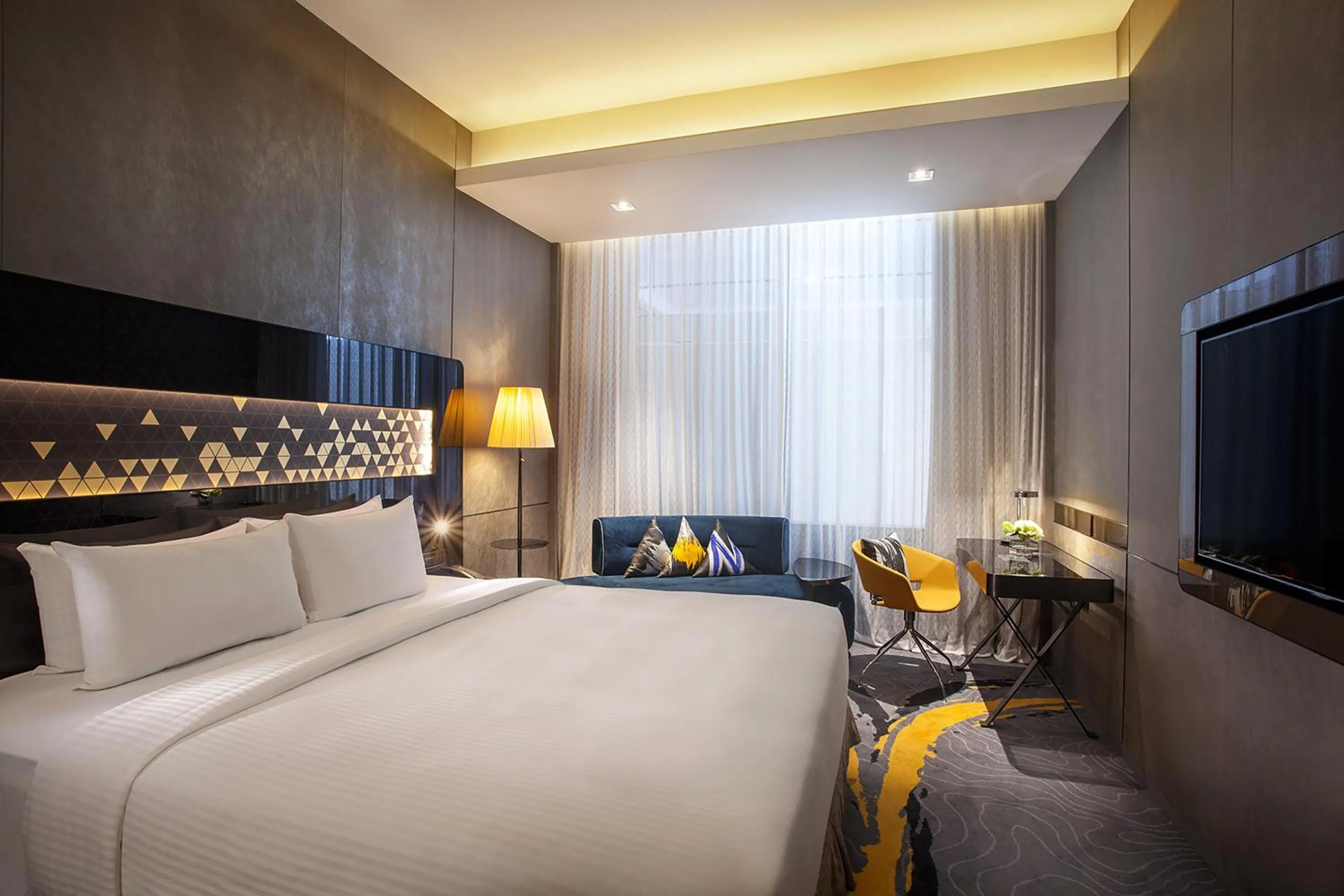 Bed in Novotel Singapore On Stevens