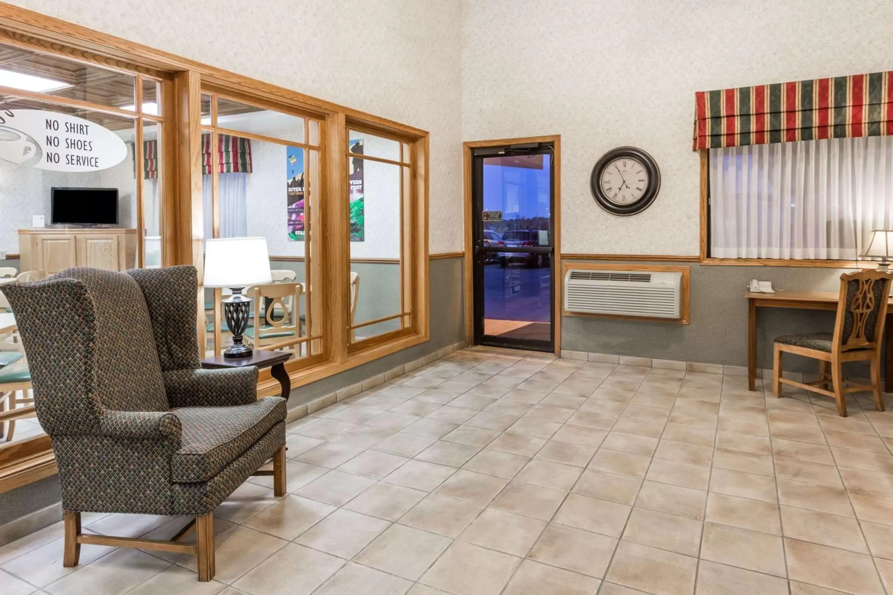 Lobby or reception, Seating Area in Super 8 by Wyndham Ottawa Starved Rock