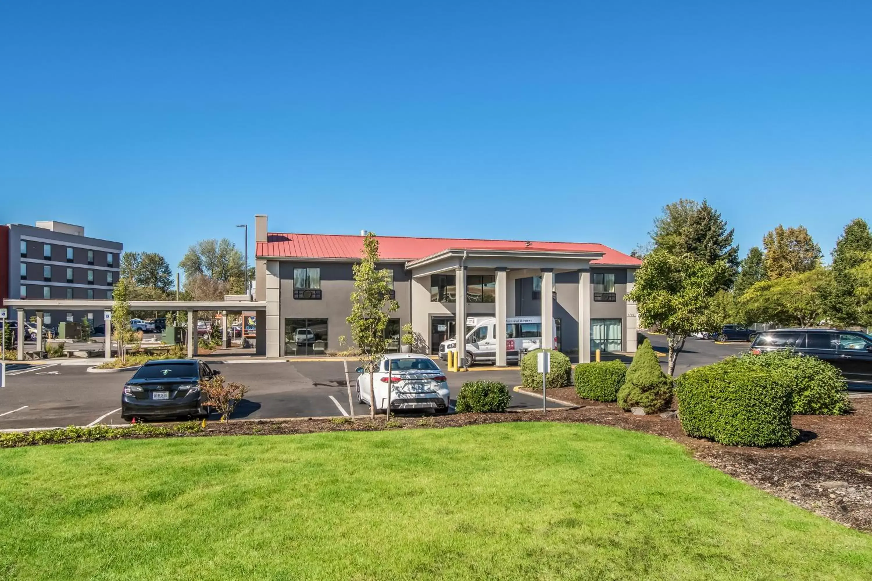Property Building in Red Lion Hotel Portland Airport