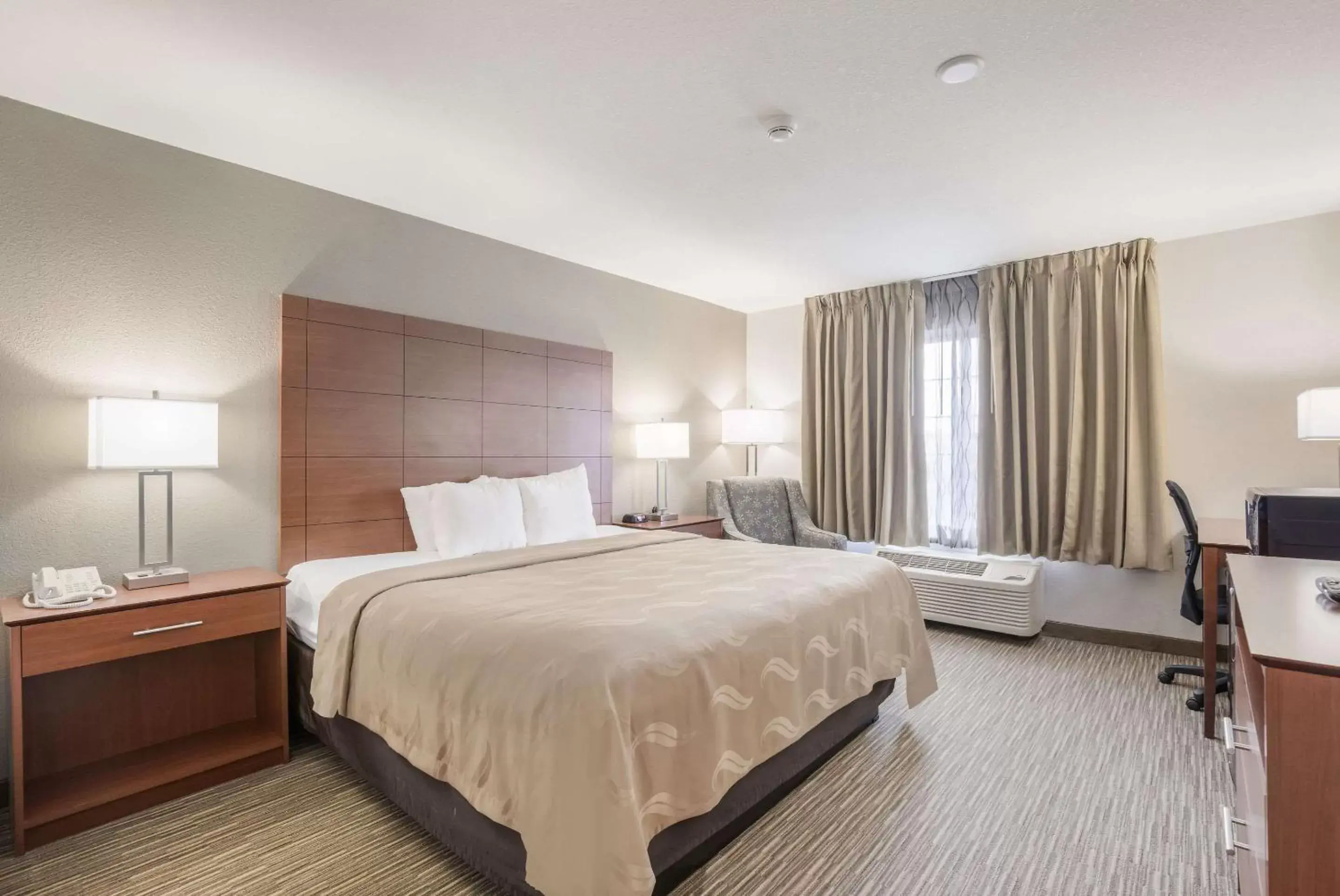 King Room in Quality Inn & Suites Lodi I-90 King Room in Quality Inn & Suites Lodi I-90