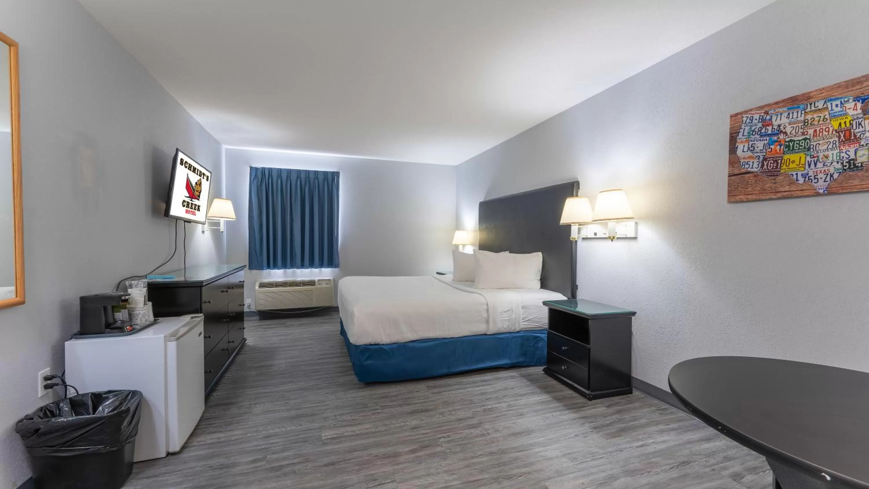 Photo of the whole room, Bed in Schmidt's Creek Hotel