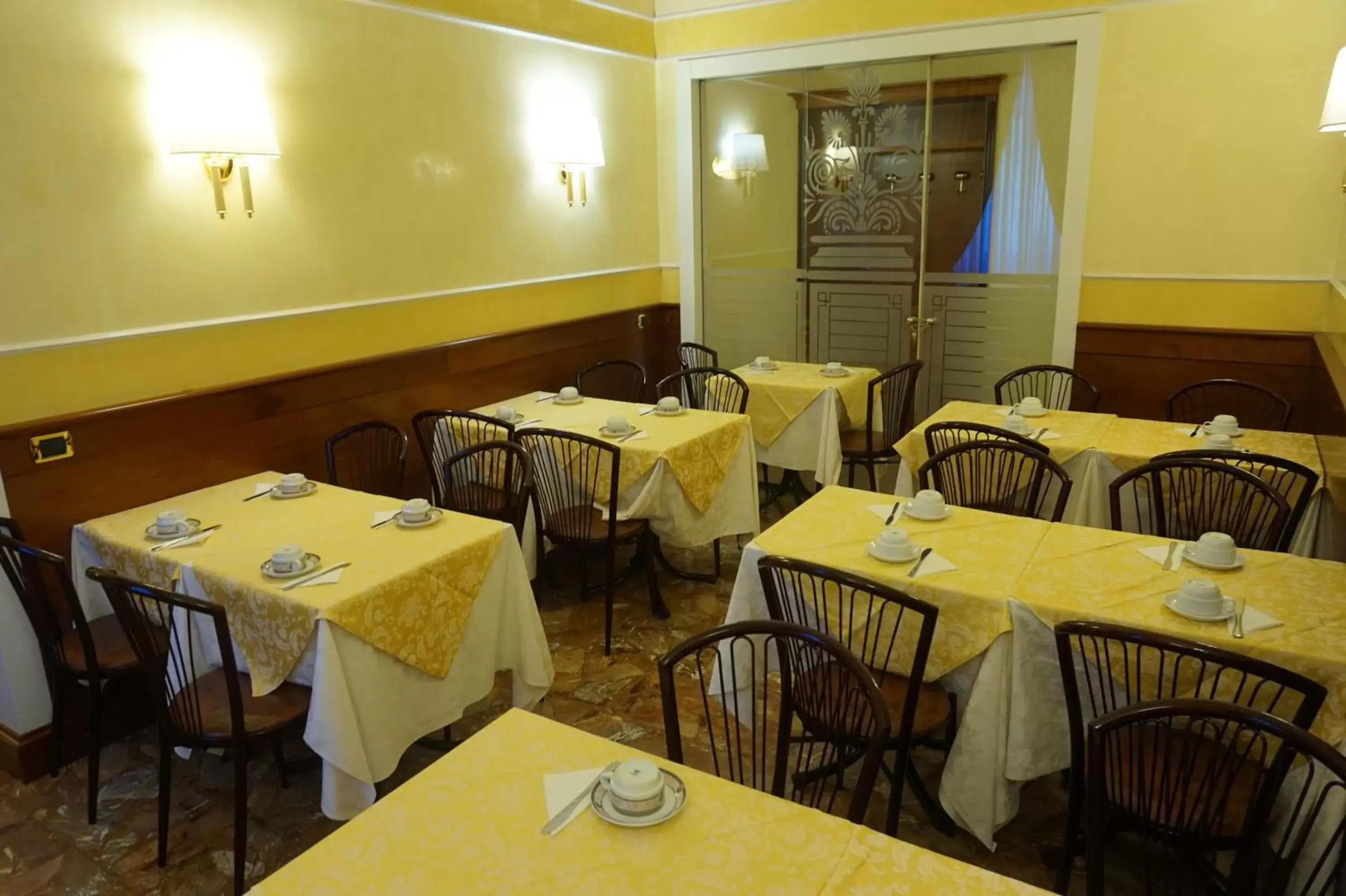 Restaurant/places to eat in Hotel Miami Restaurant/places to eat in Hotel Miami