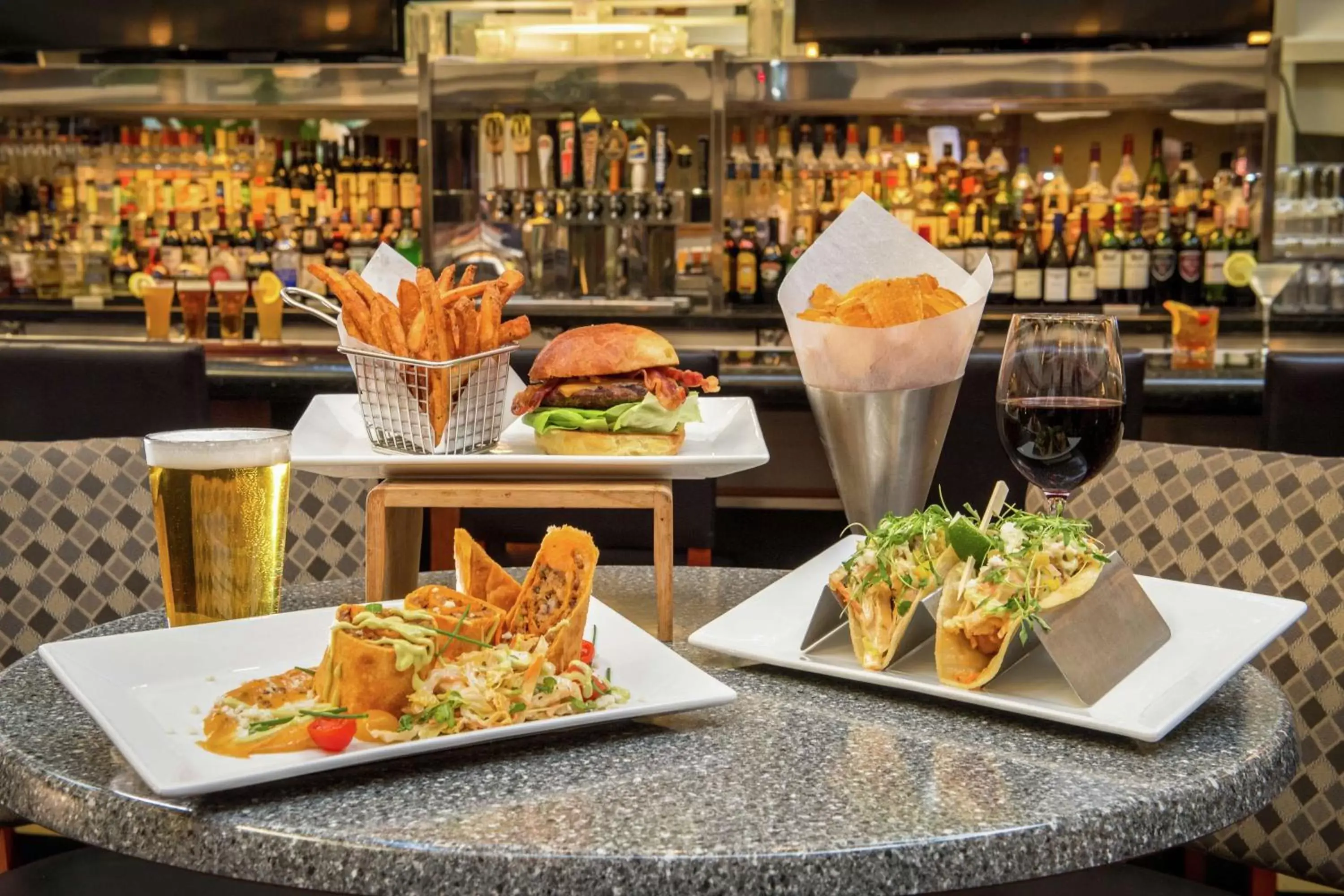 Lounge or bar in DoubleTree Suites by Hilton Seattle Airport/Southcenter Lounge or bar in DoubleTree Suites by Hilton Seattle Airport/Southcenter