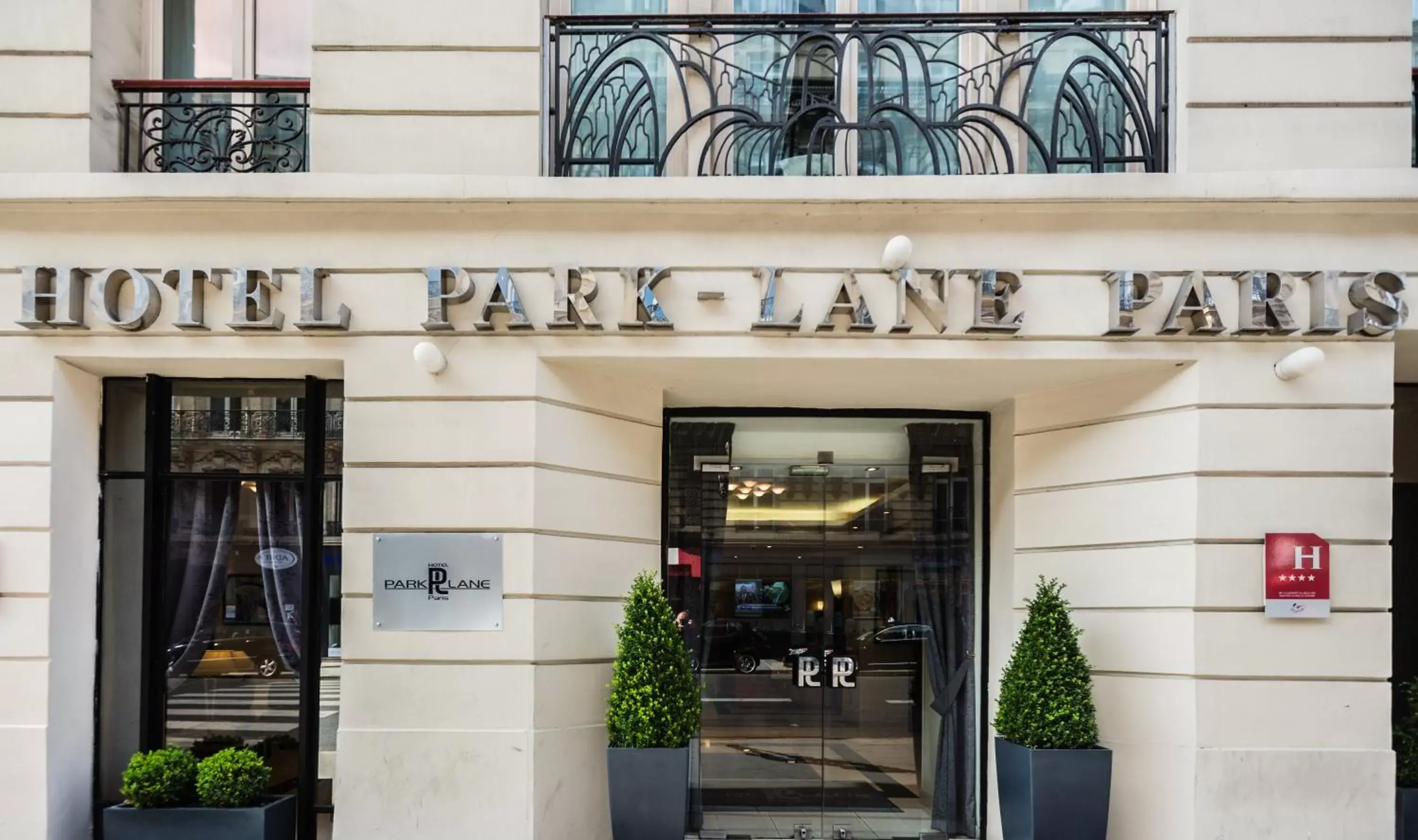 Facade/entrance in Hotel Park Lane Paris