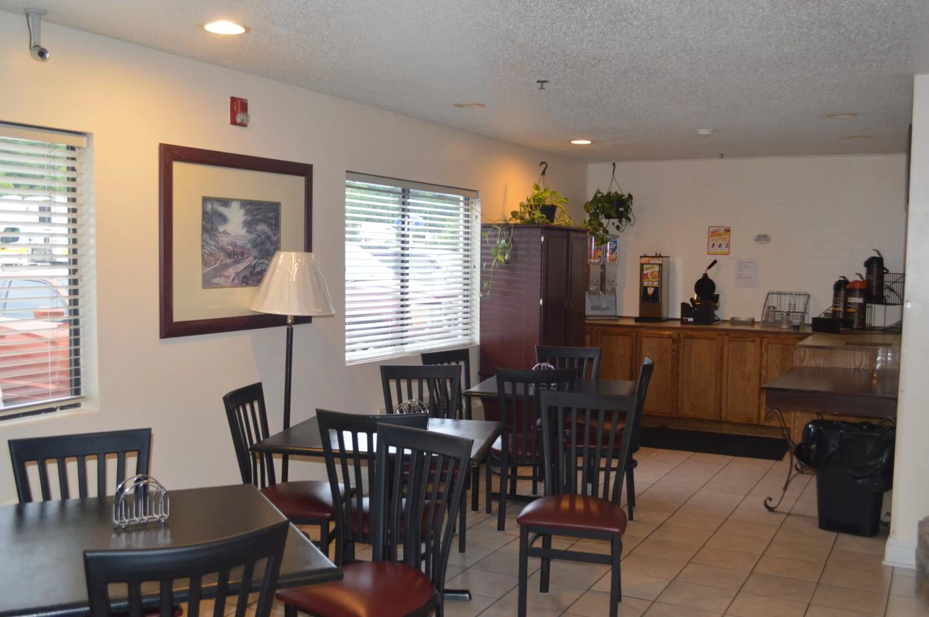 Coffee/tea facilities in American Elite Inn