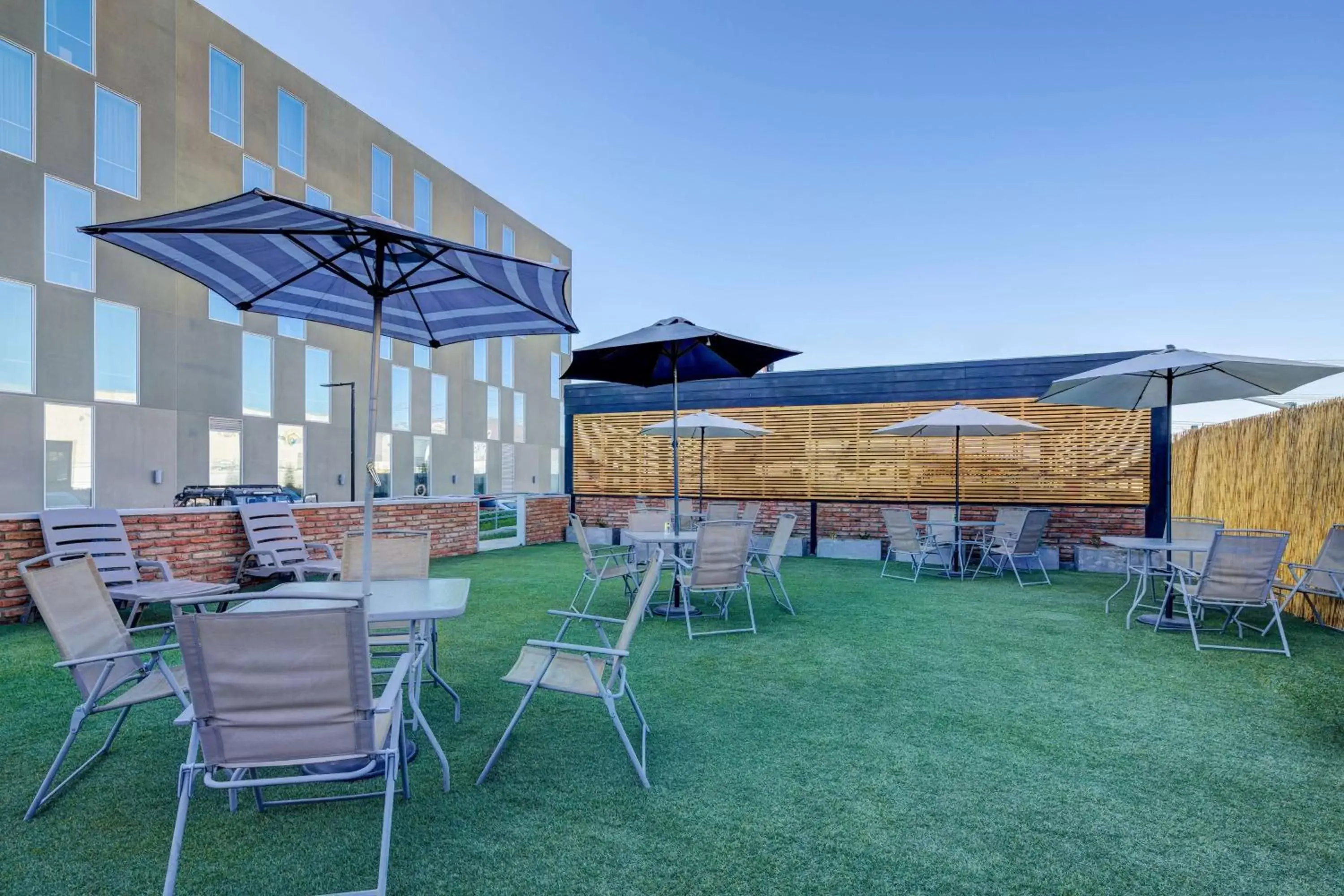 Inner courtyard view in La Quinta by Wyndham Santiago Aeropuerto