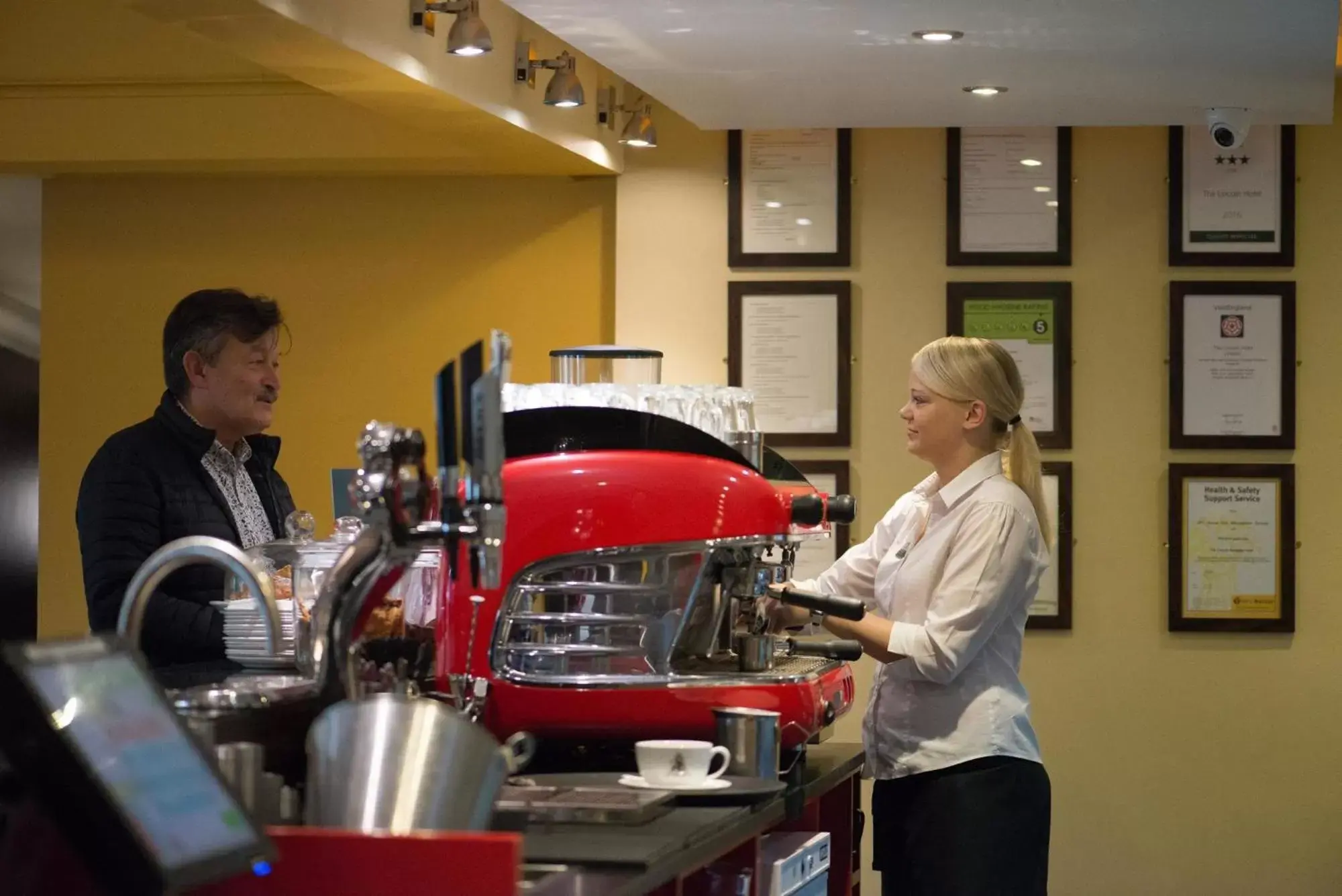 Lounge or bar in The Lincoln Hotel Lounge or bar in The Lincoln Hotel