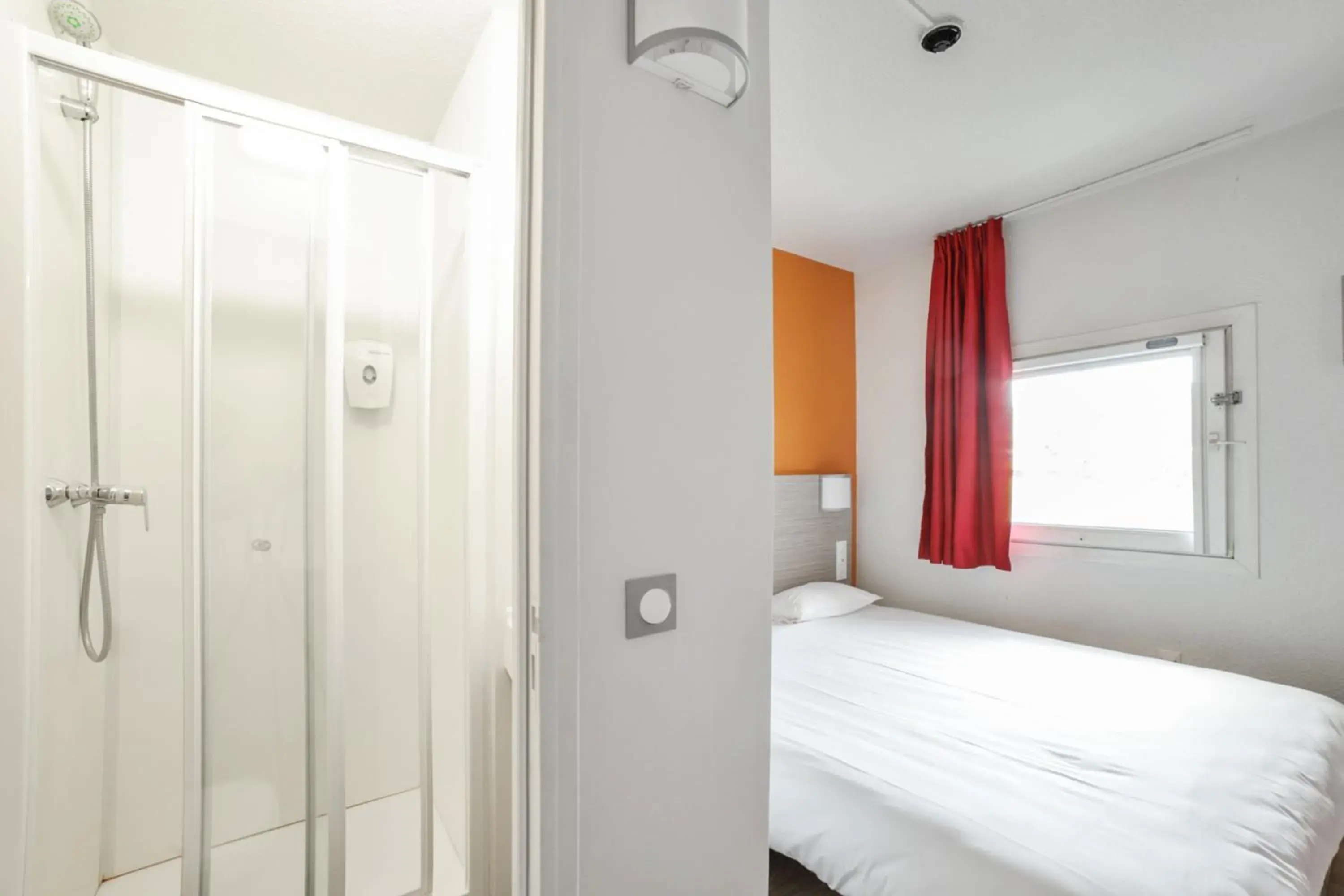 Bed, Bathroom in Premiere Classe Angers Est - St Barthelemy D'Anjou