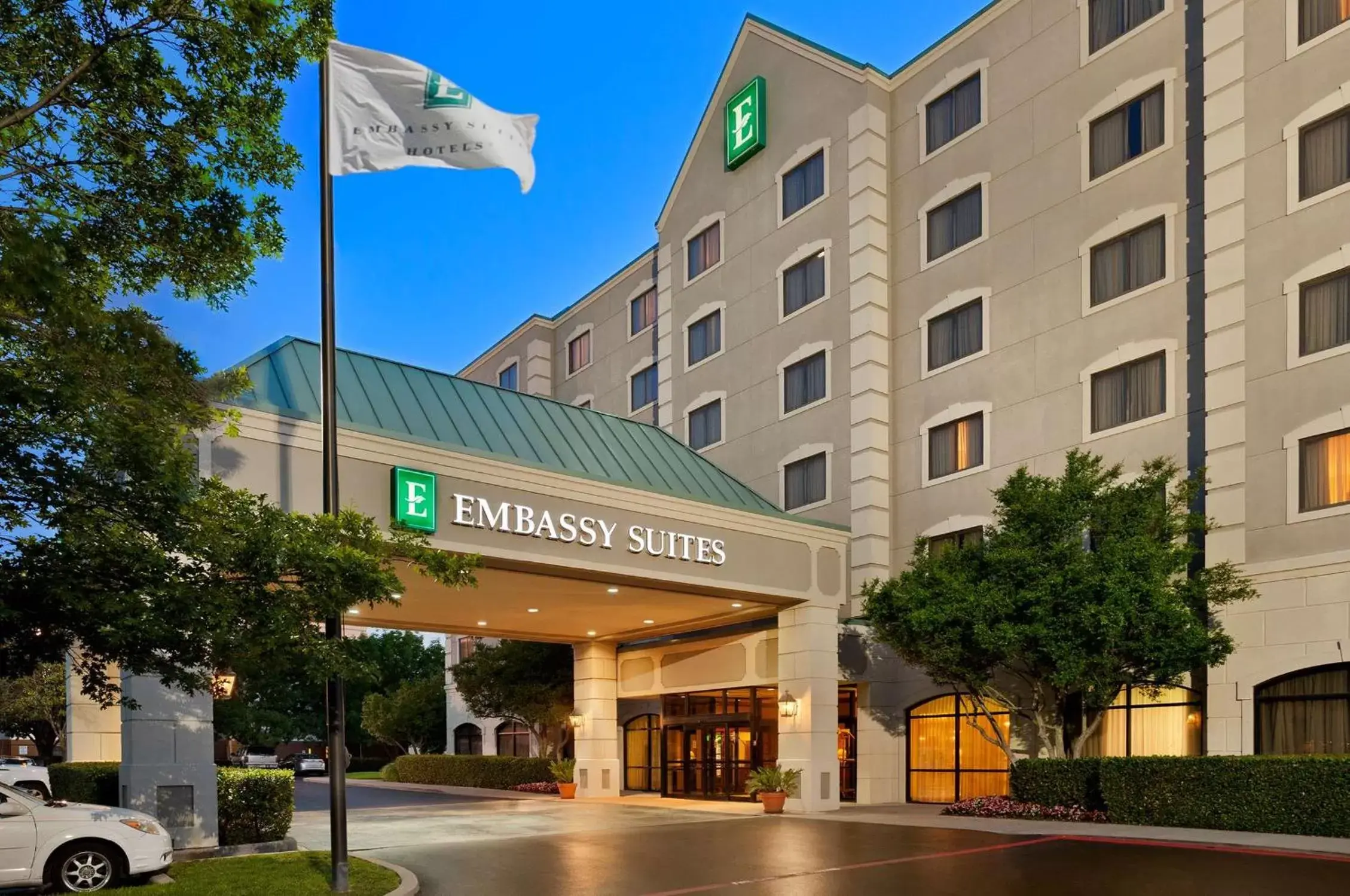 Property Building in Embassy Suites by Hilton Dallas Near the Galleria