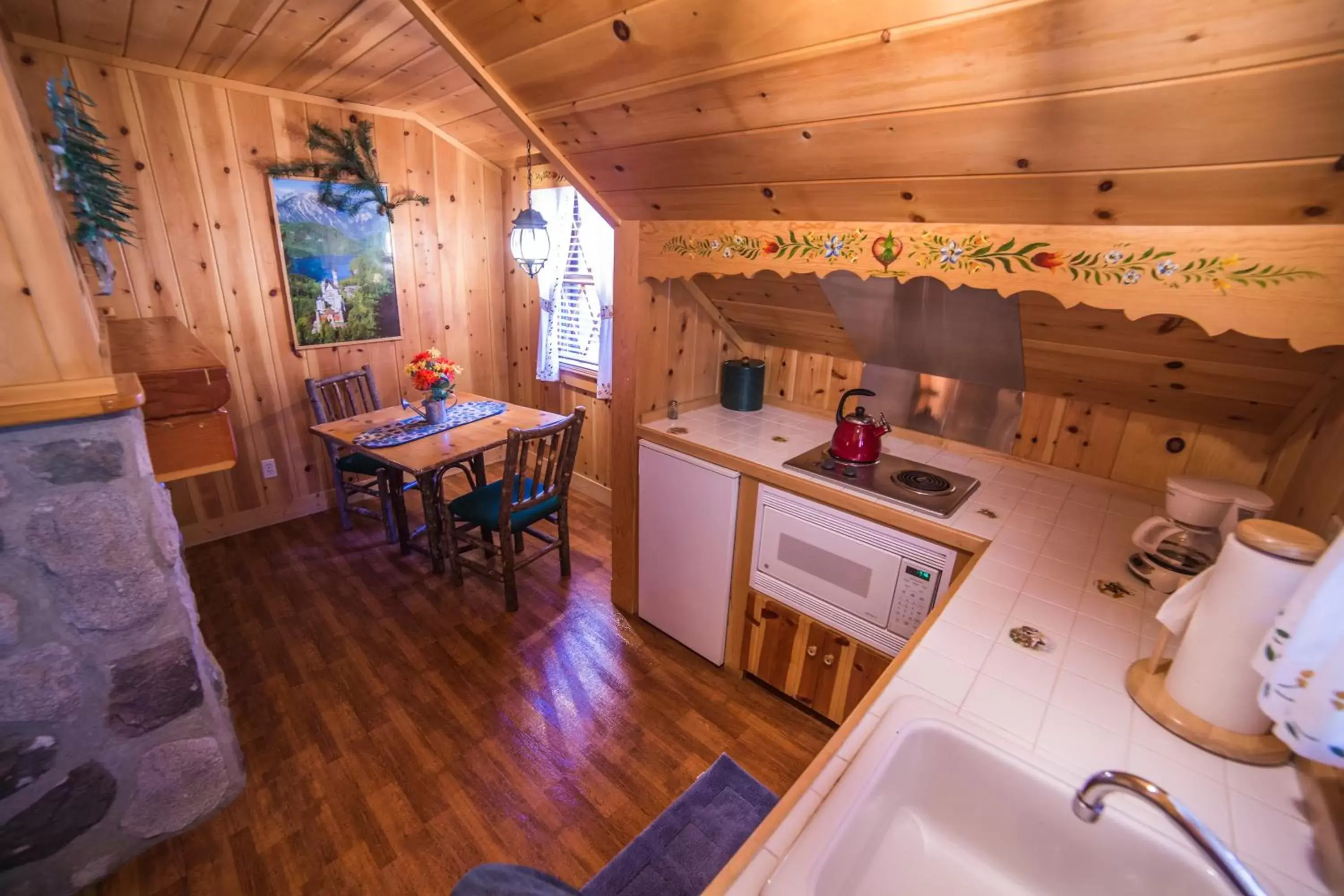 Dining area, Kitchen/Kitchenette in Cottage Inn At Lake Tahoe